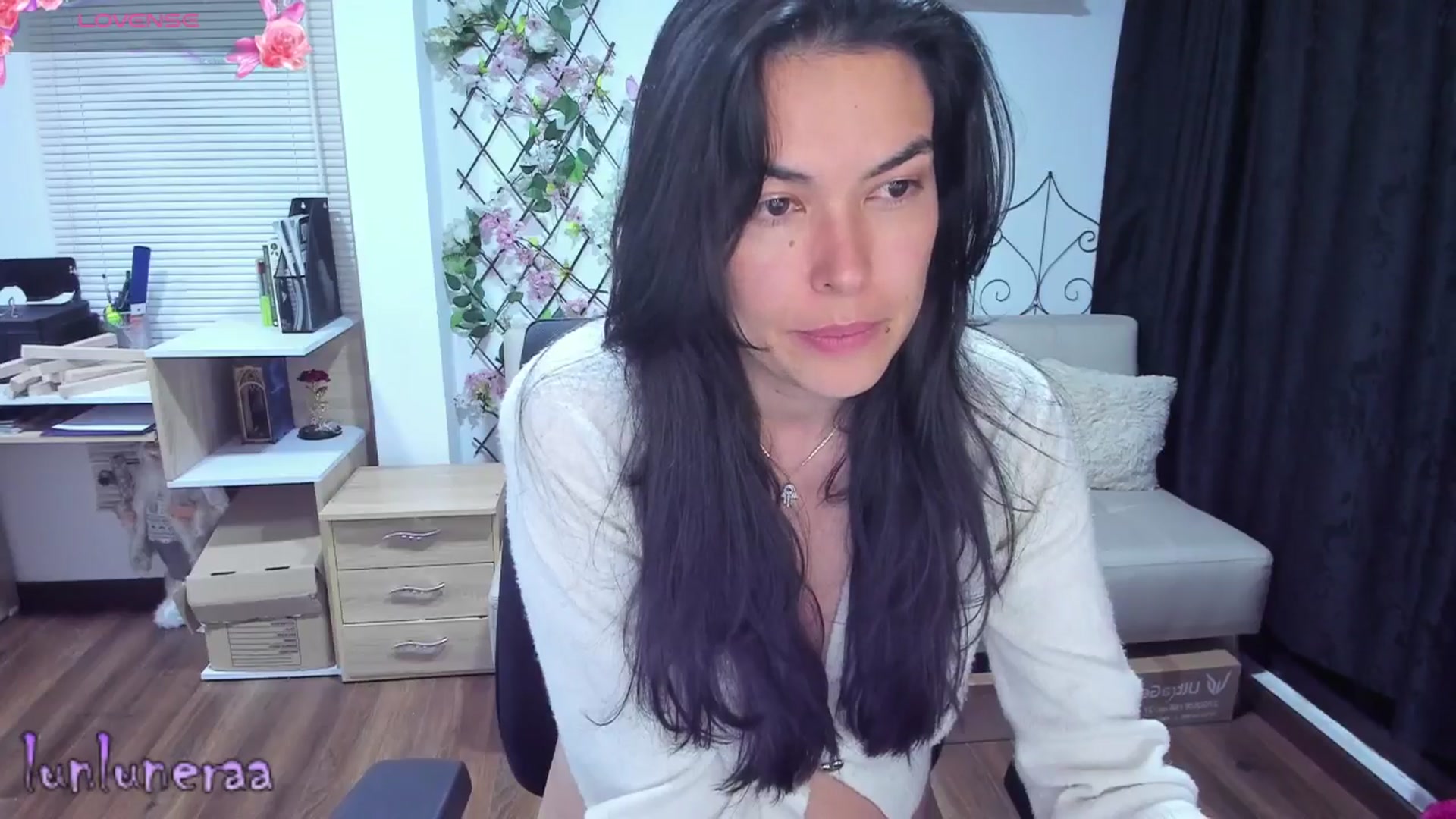 Gallery image thumbnail from LunaLuneraa's myfreecams stream on, 06/25/2025, 09:10 image 10 of 20