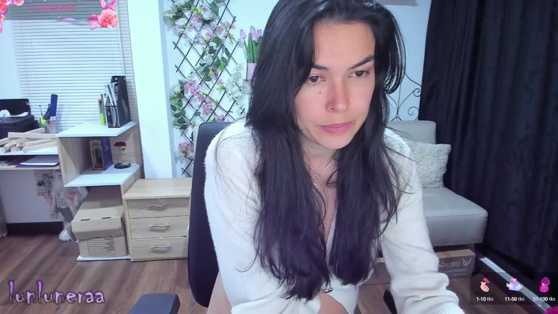 Gallery image thumbnail from LunaLuneraa's myfreecams stream on, 06/25/2025, 09:10 image 9 of 20