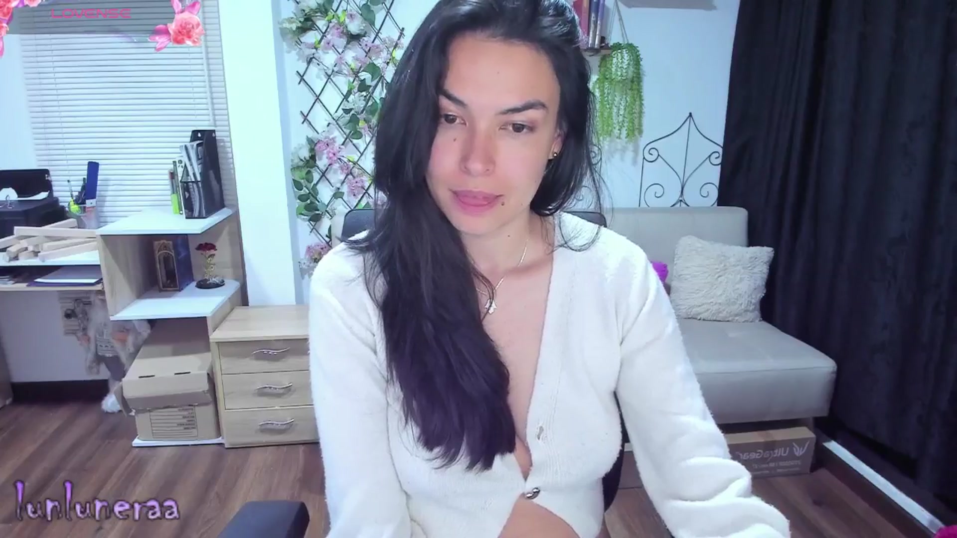 Gallery image thumbnail from LunaLuneraa's myfreecams stream on, 06/25/2025, 09:10 image 14 of 20