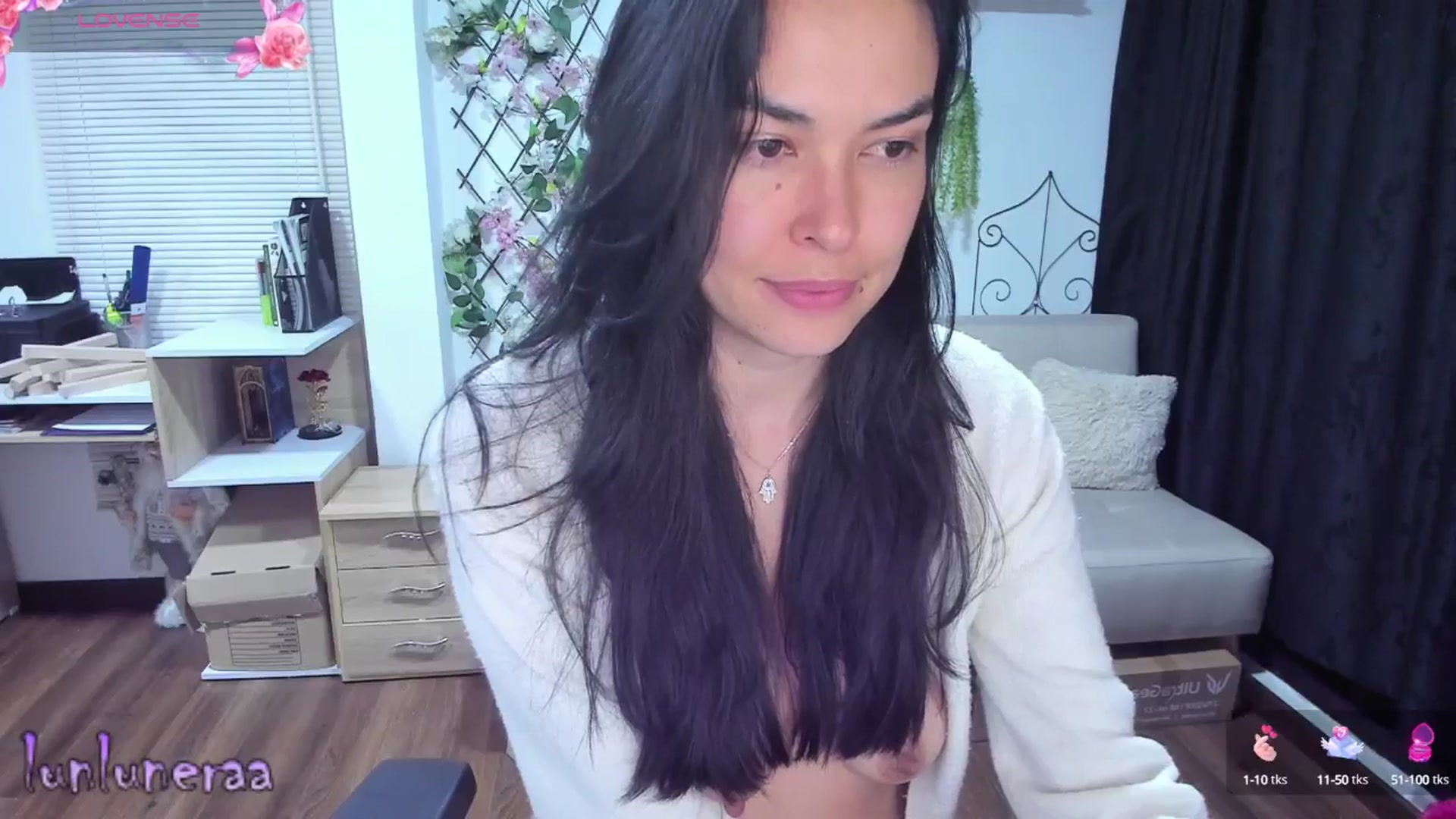 Gallery image thumbnail from LunaLuneraa's myfreecams stream on, 06/25/2025, 09:10 image 18 of 20