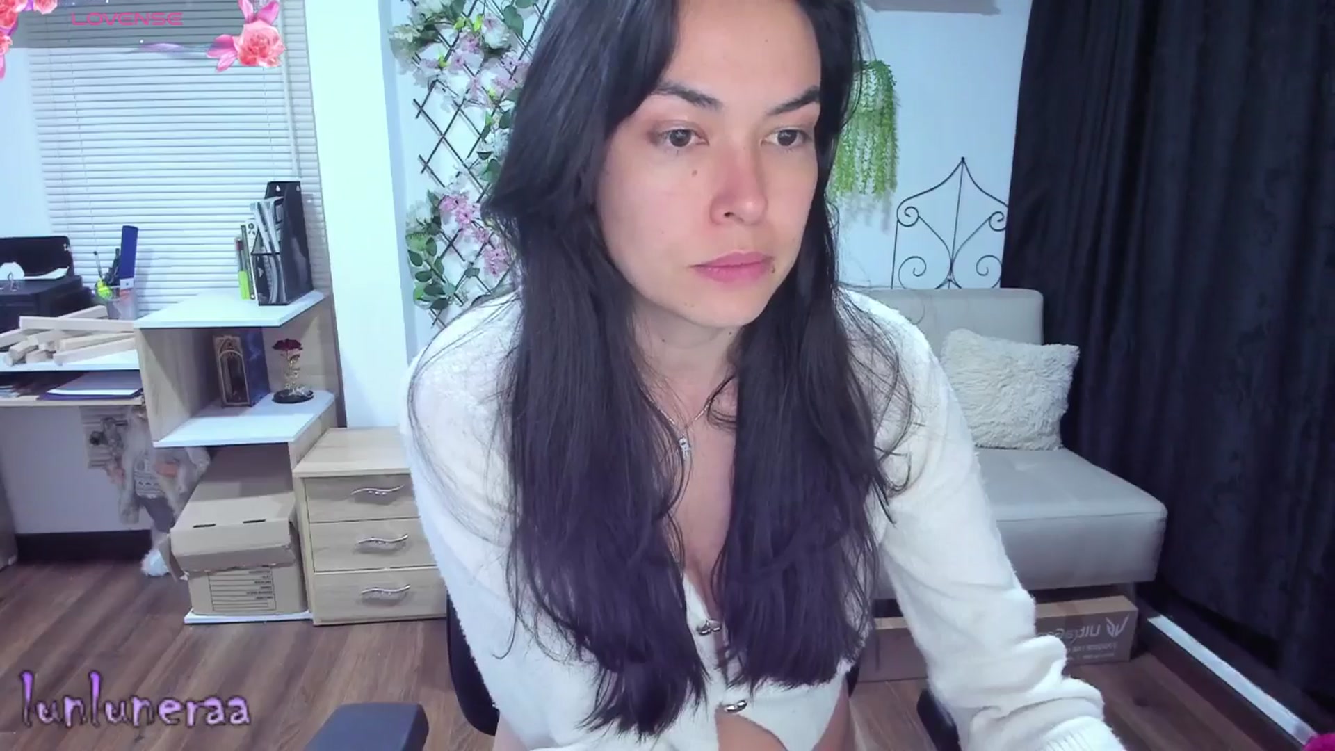 Gallery image thumbnail from LunaLuneraa's myfreecams stream on, 06/25/2025, 09:10 image 7 of 20