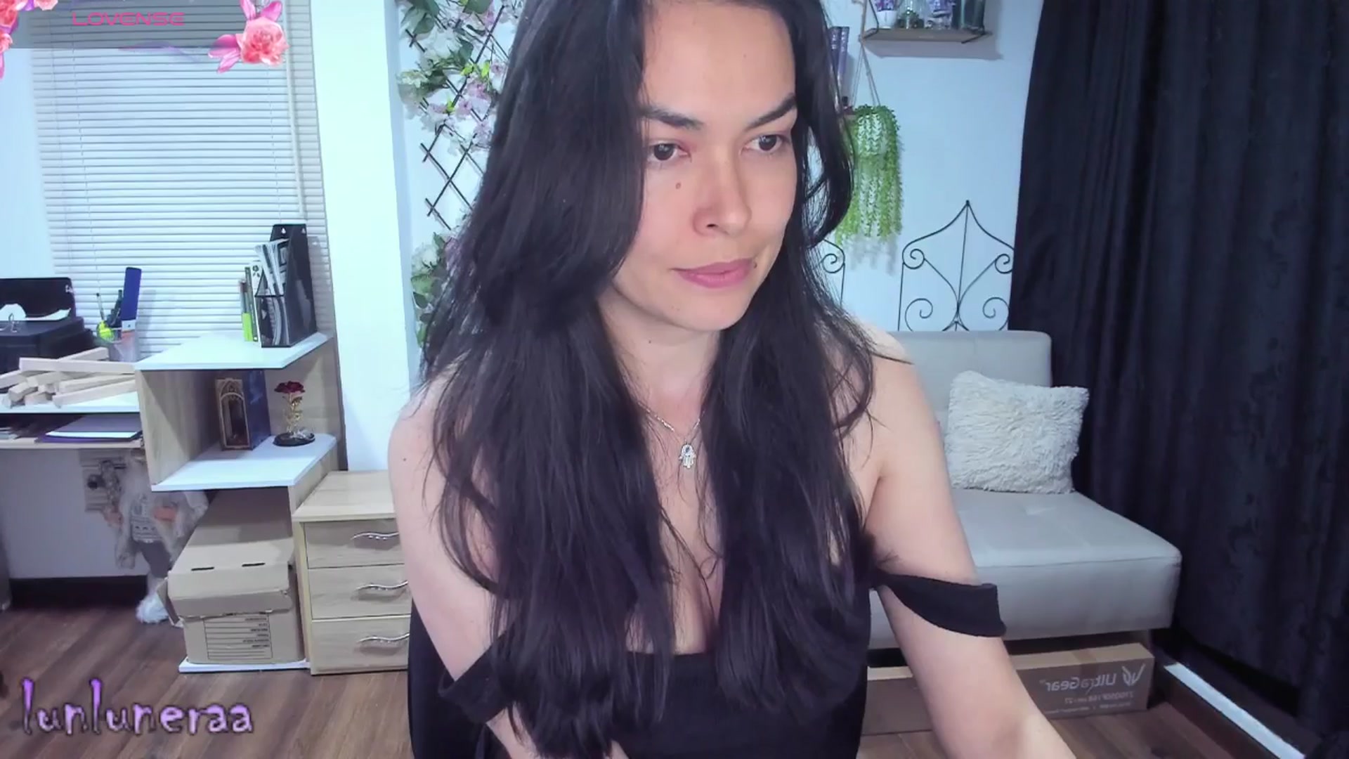 Gallery image thumbnail from LunaLuneraa's myfreecams stream on, 06/26/2025, 10:05 image 2 of 20