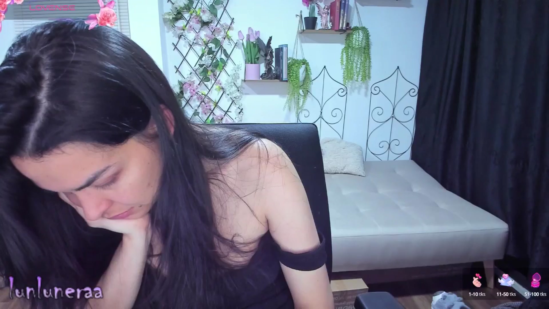 Gallery image thumbnail from LunaLuneraa's myfreecams stream on, 06/26/2025, 10:05 image 13 of 20