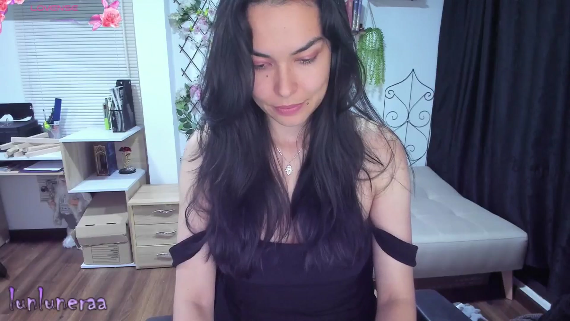 Gallery image thumbnail from LunaLuneraa's myfreecams stream on, 06/26/2025, 10:05 image 7 of 20