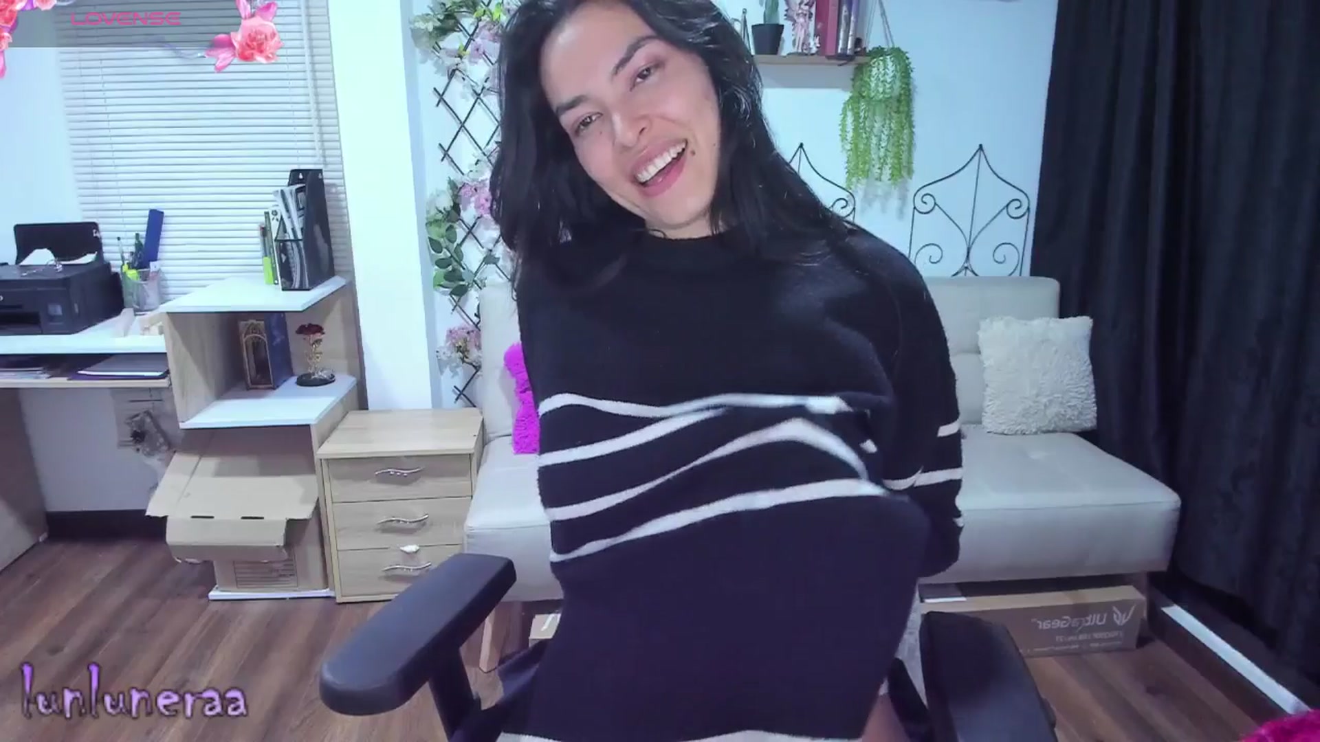 Gallery image thumbnail from LunaLuneraa's myfreecams stream on, 06/27/2025, 06:44 image 16 of 20