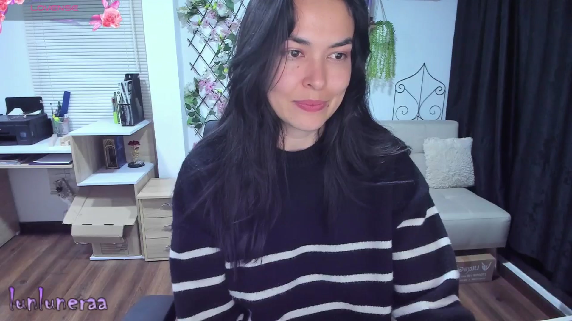 Gallery image thumbnail from LunaLuneraa's myfreecams stream on, 06/27/2025, 09:29 image 4 of 20