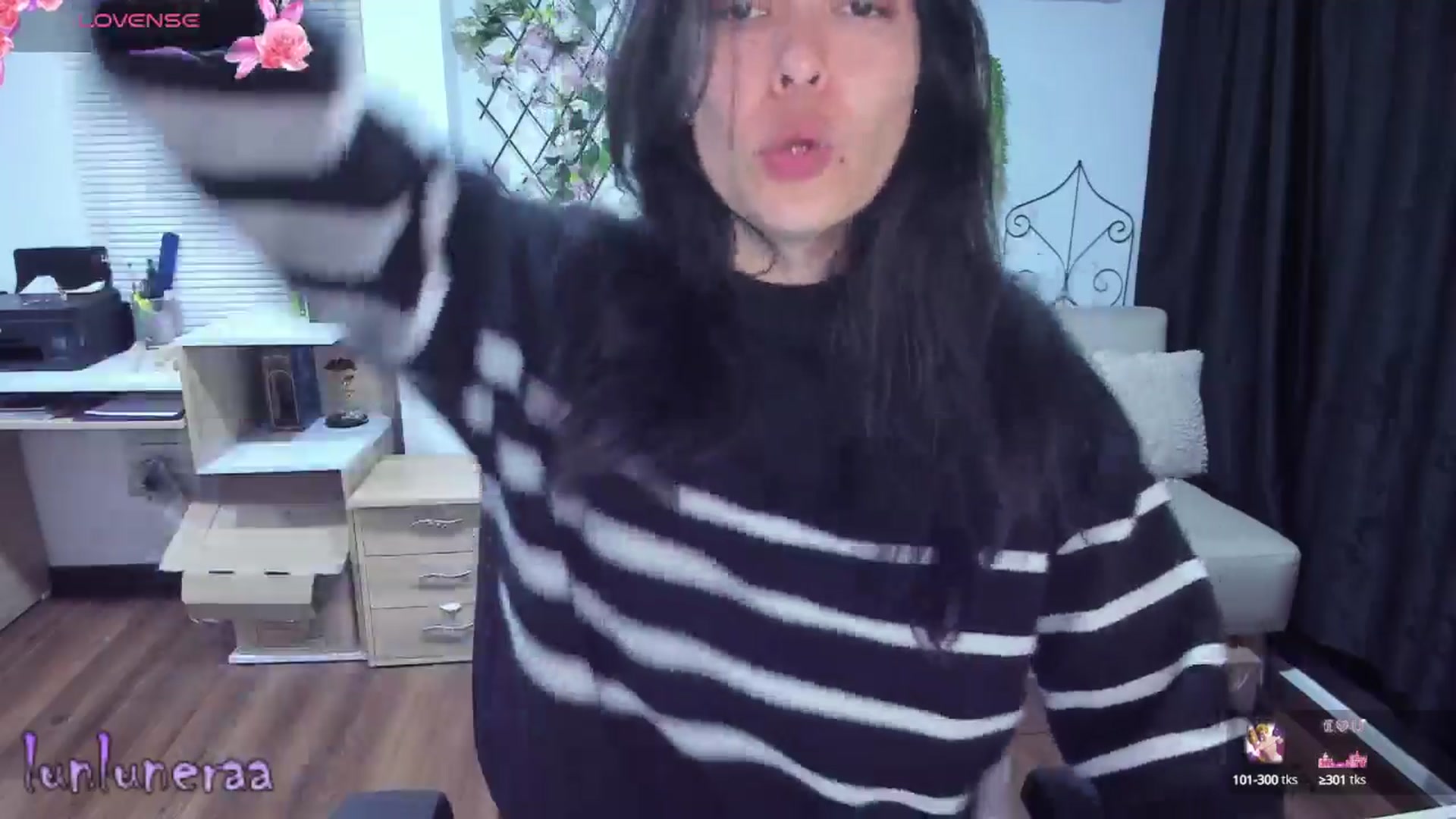 Gallery image thumbnail from LunaLuneraa's myfreecams stream on, 06/27/2025, 09:29 image 6 of 20