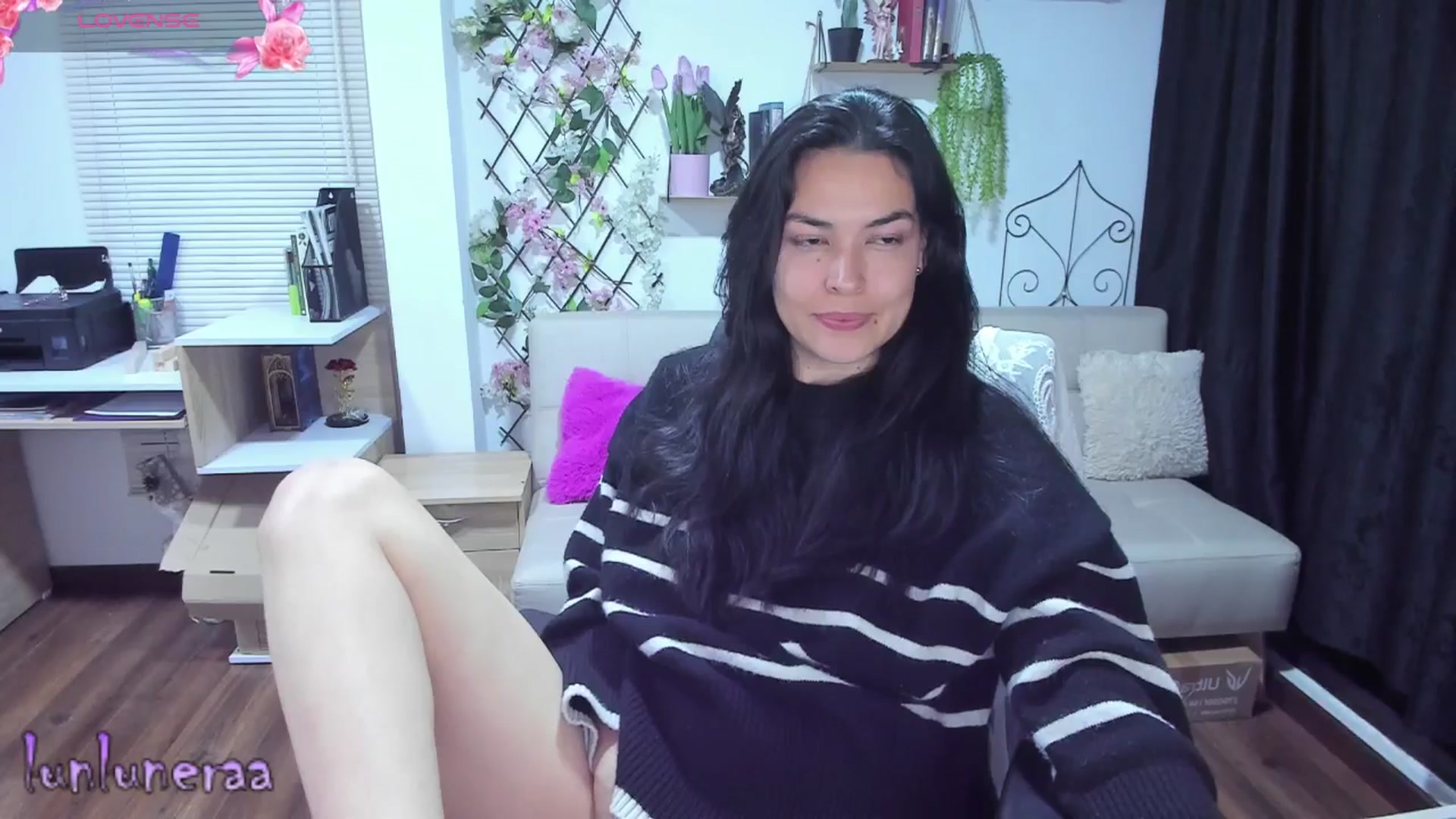 Gallery image thumbnail from LunaLuneraa's myfreecams stream on, 06/27/2025, 09:29 image 19 of 20