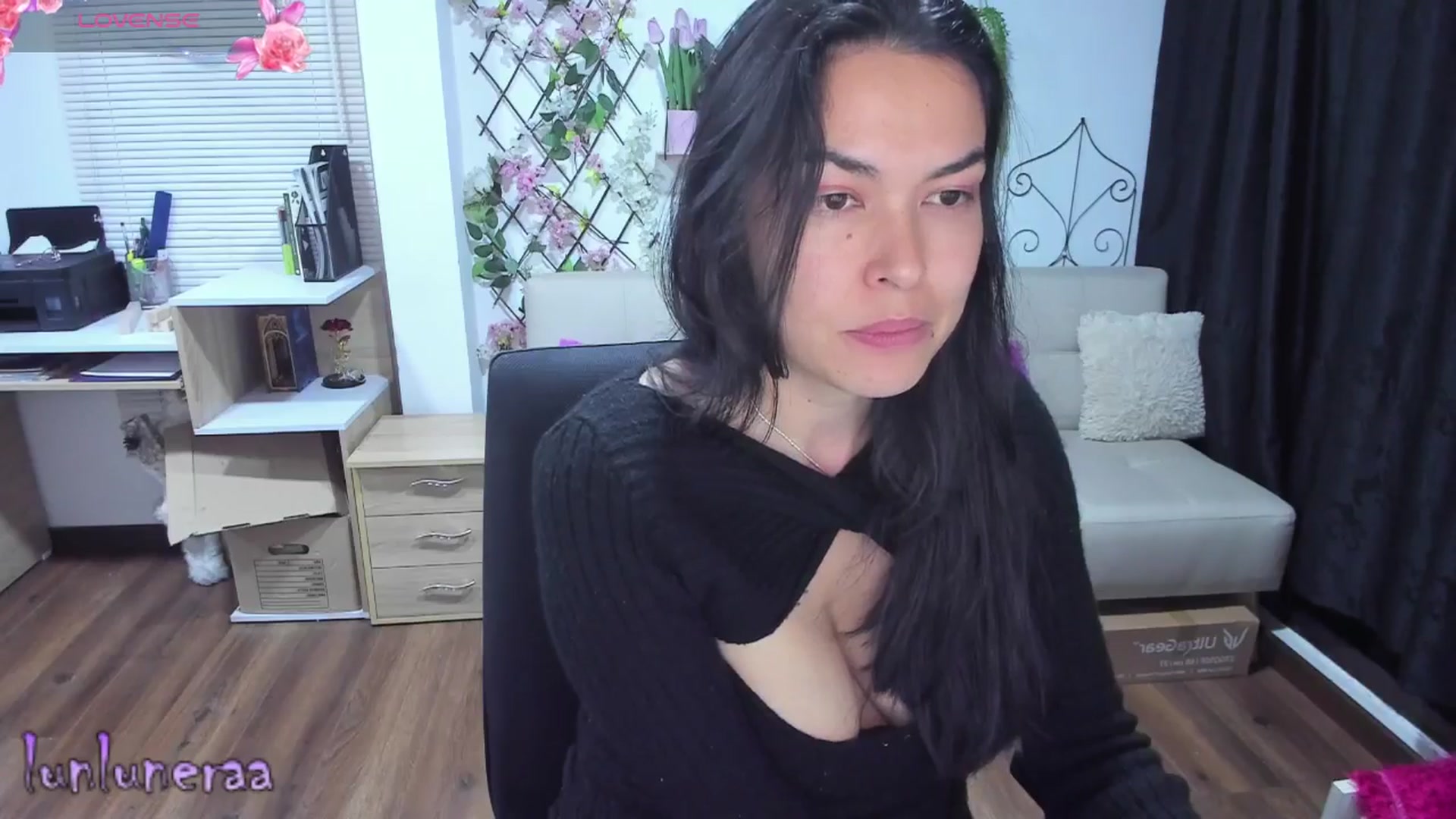 Gallery image thumbnail from LunaLuneraa's myfreecams stream on, 06/28/2025, 08:19 image 17 of 20