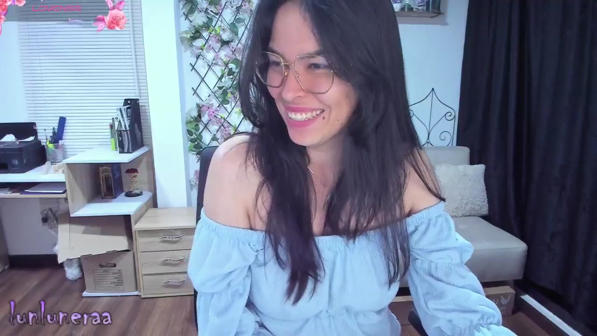 Gallery image thumbnail from LunaLuneraa's myfreecams stream on, 06/29/2025, 09:30 image 17 of 20