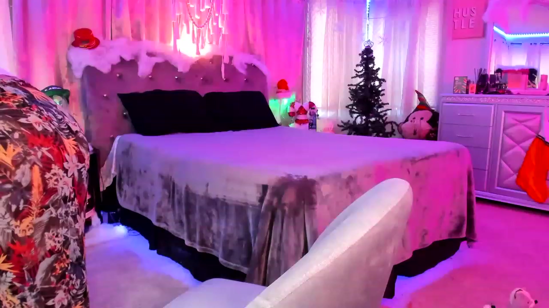 Gallery image thumbnail from LunaLushMFC's myfreecams stream on, 12/06/2022, 16:05 image 11 of 20