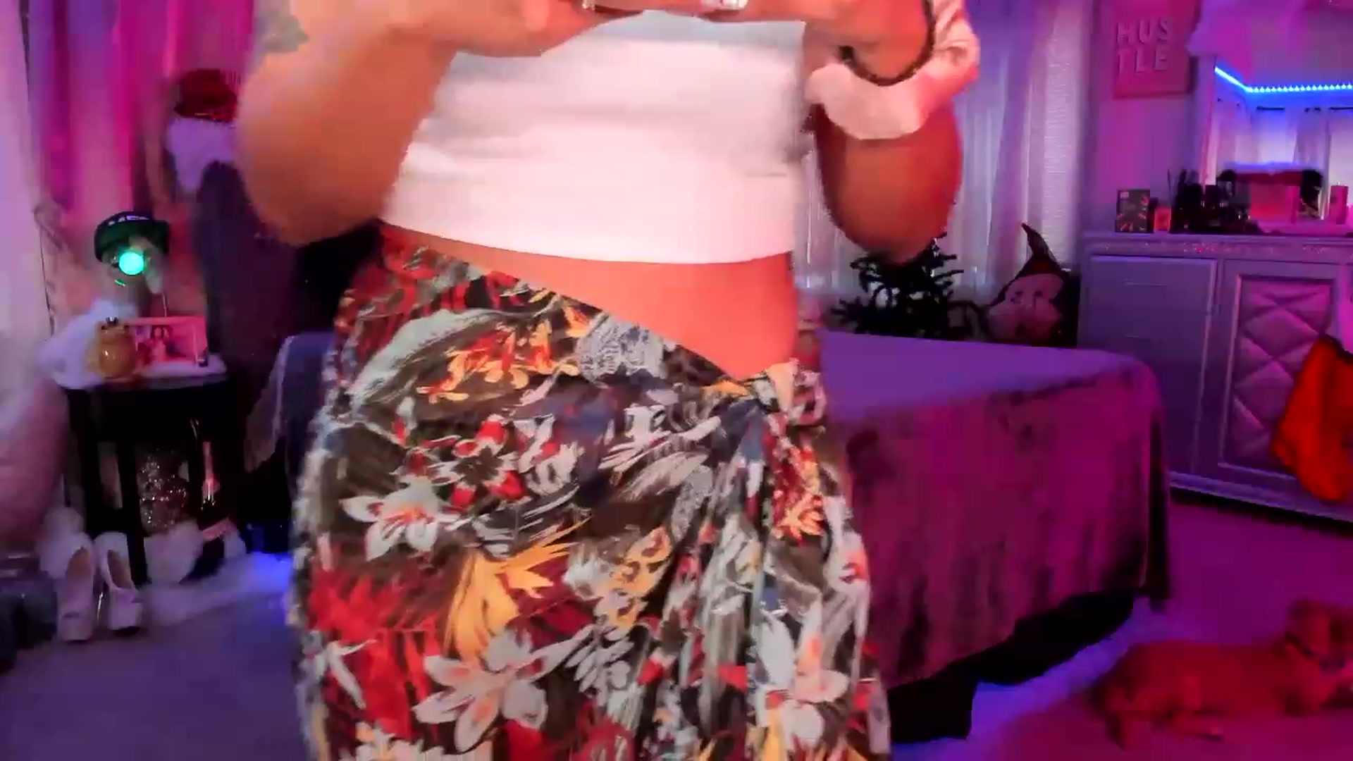 Gallery image thumbnail from LunaLushMFC's myfreecams stream on, 12/06/2022, 16:05 image 7 of 20