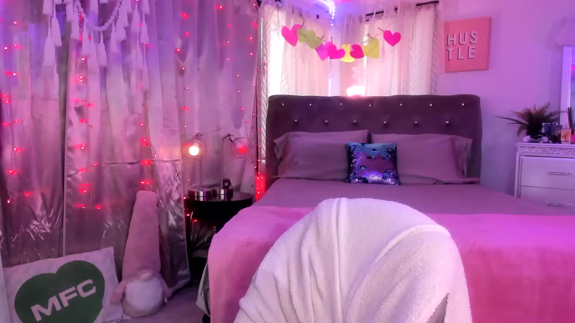 Gallery image thumbnail from LunaLushMFC's myfreecams stream on, 02/10/2023, 19:19 image 2 of 20
