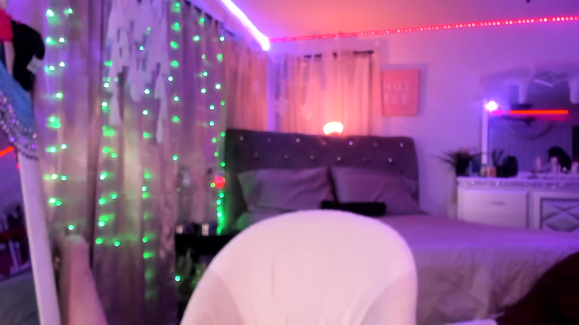 Gallery image thumbnail from LunaLushMFC's myfreecams stream on, 04/06/2023, 04:51 image 7 of 20