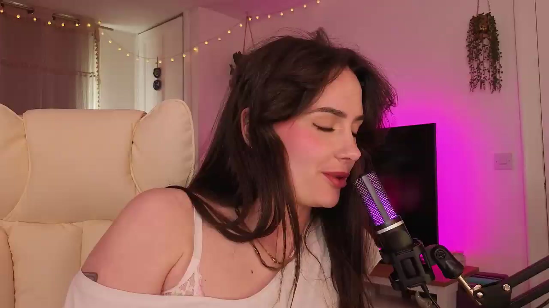 Gallery image thumbnail from LunaMaya's myfreecams stream on, 05/06/2026, 13:44 image 16 of 20