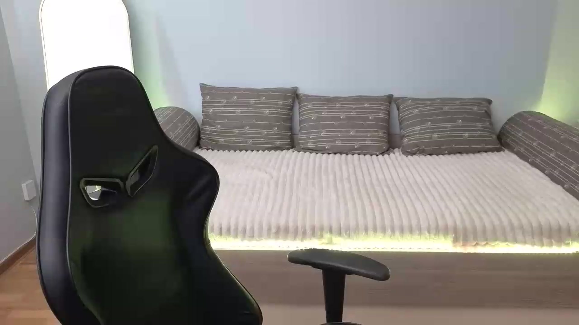 Gallery image thumbnail from LunaMira's myfreecams stream on, 08/11/2026, 10:39 image 15 of 20