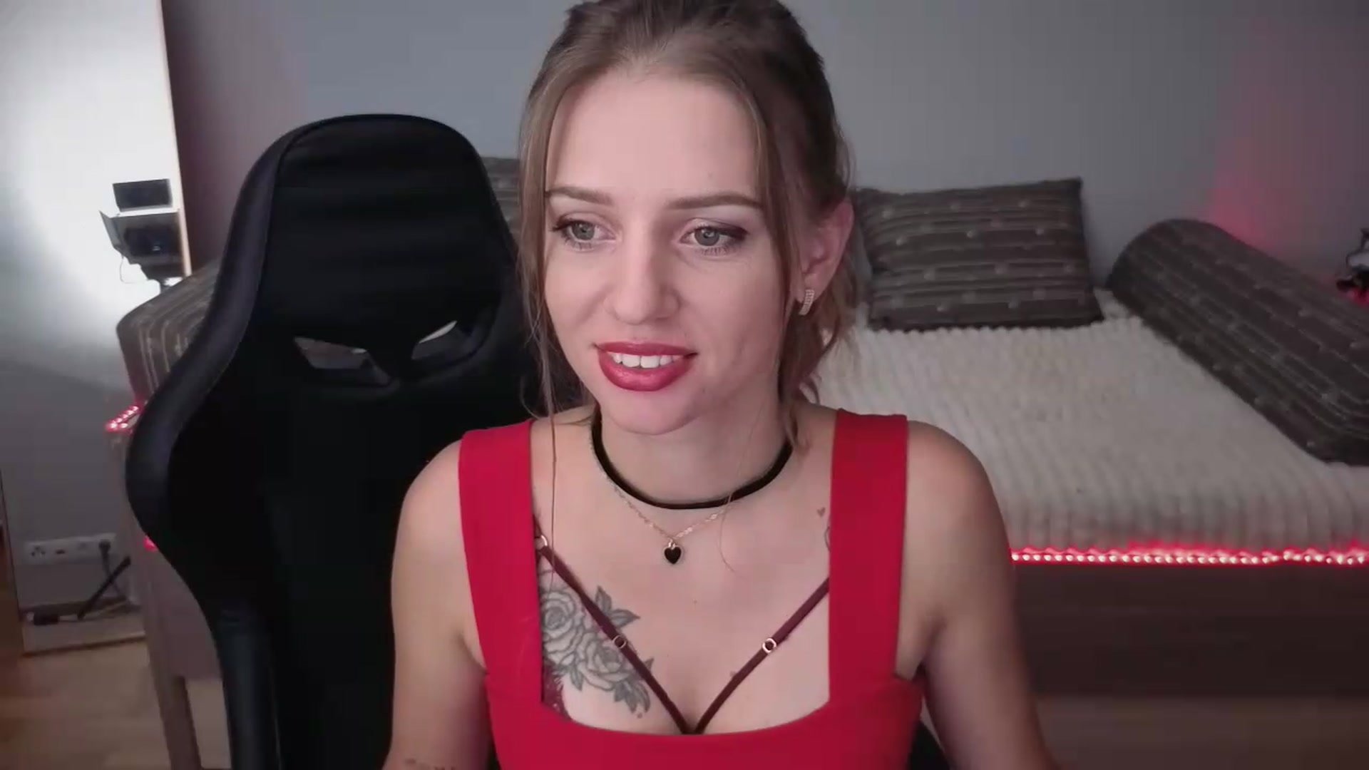 Gallery image thumbnail from LunaMira's myfreecams stream on, 08/13/2026, 12:01 image 16 of 20