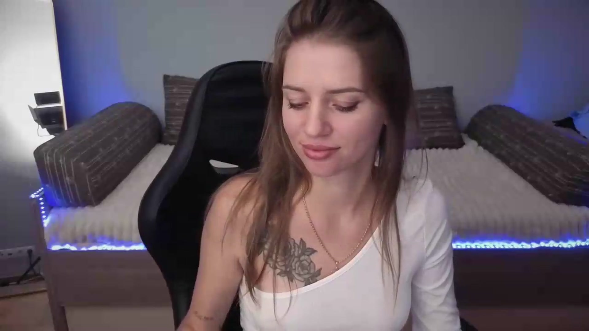 Gallery image thumbnail from LunaMira's myfreecams stream on, 08/14/2026, 11:27 image 16 of 20