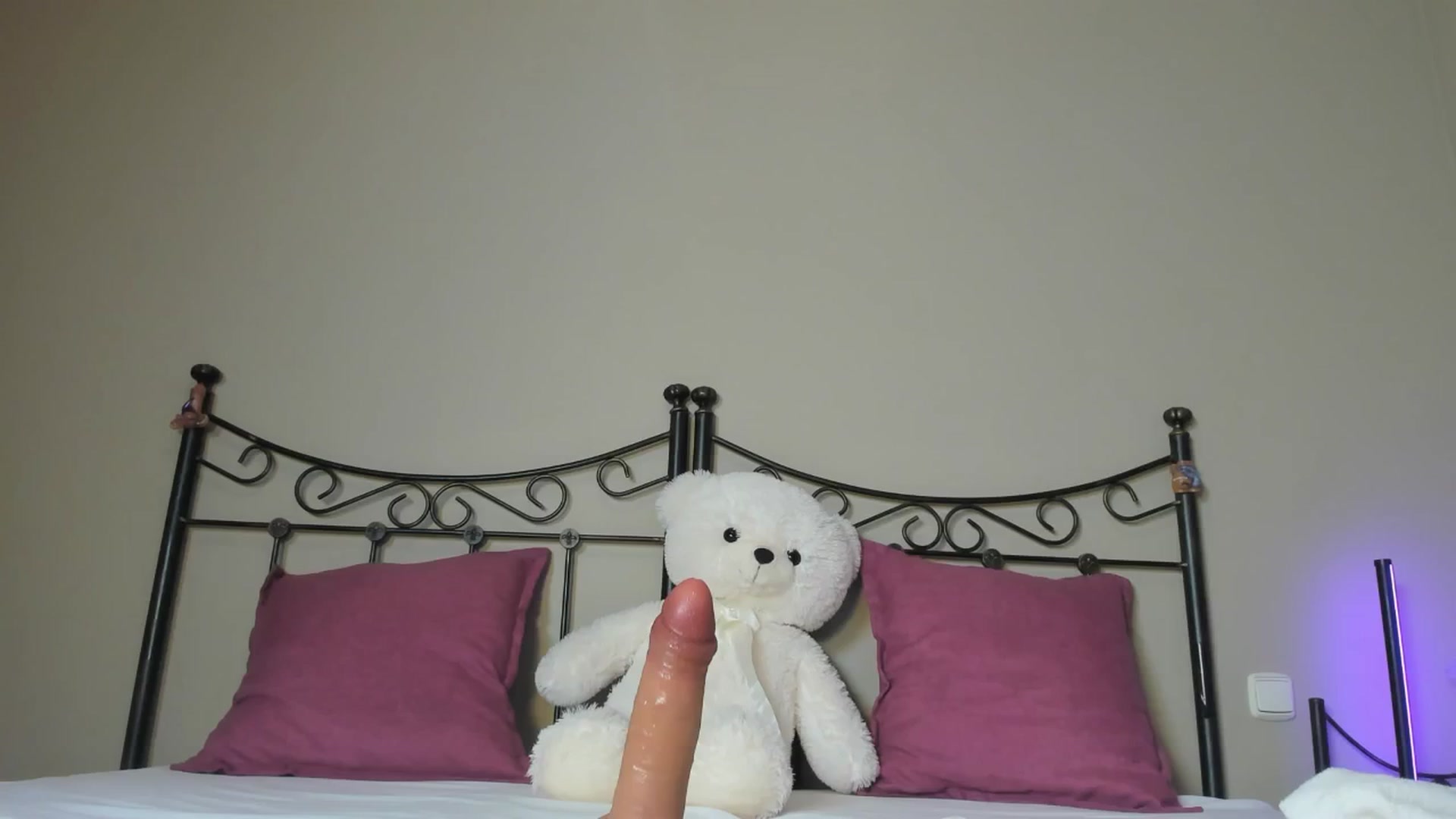 Gallery image thumbnail from LunaMystyque's myfreecams stream on, 04/06/2025, 24:09 image 6 of 20