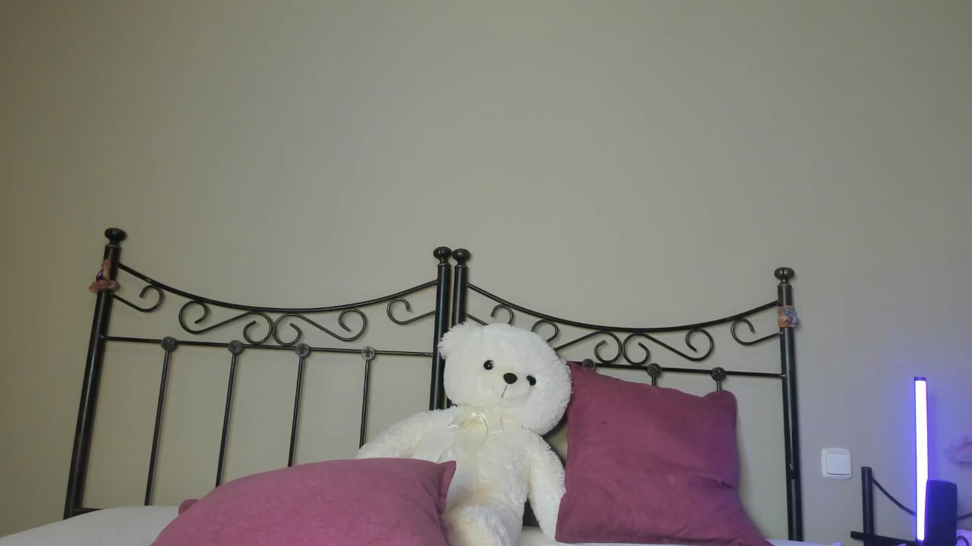 Gallery image thumbnail from LunaMystyque's myfreecams stream on, 05/02/2025, 23:10 image 18 of 20
