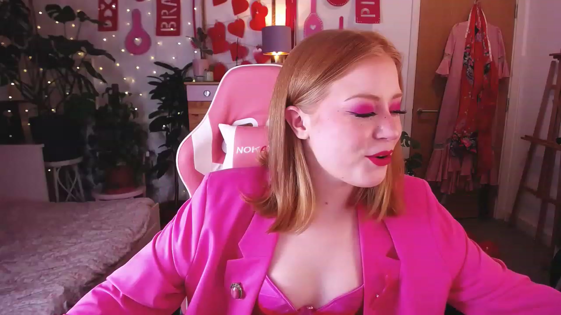 Gallery image thumbnail from LunaRoux's myfreecams stream on, 02/04/2023, 22:11 image 3 of 20