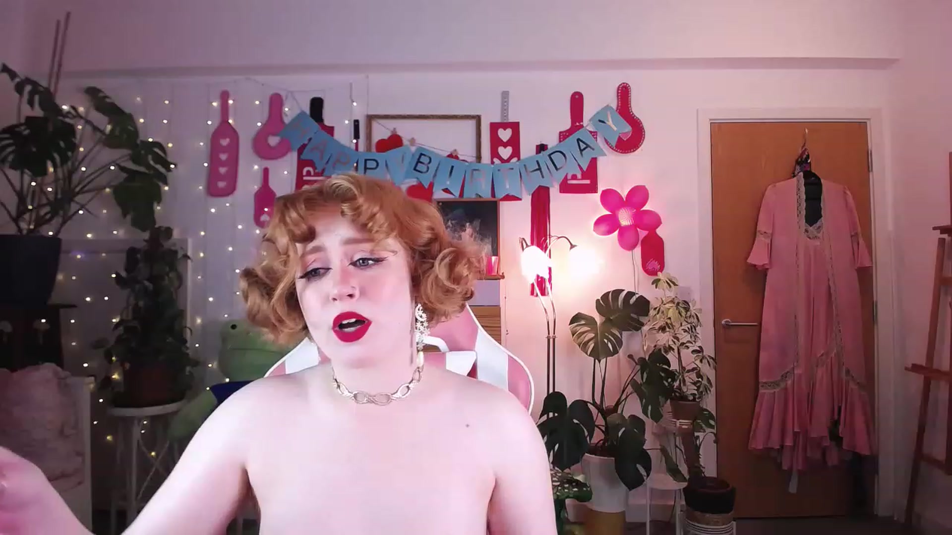 Gallery image thumbnail from LunaRoux's myfreecams stream on, 05/28/2023, 22:05 image 13 of 20