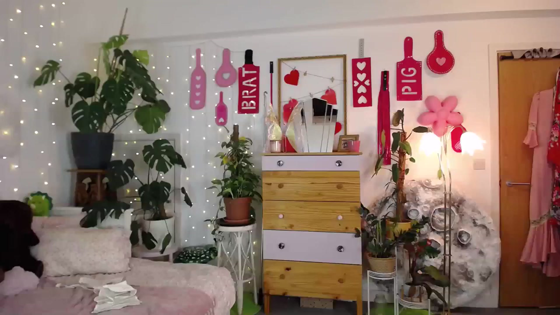 Gallery image thumbnail from LunaRoux's myfreecams stream on, 12/29/2023, 24:30 image 13 of 20