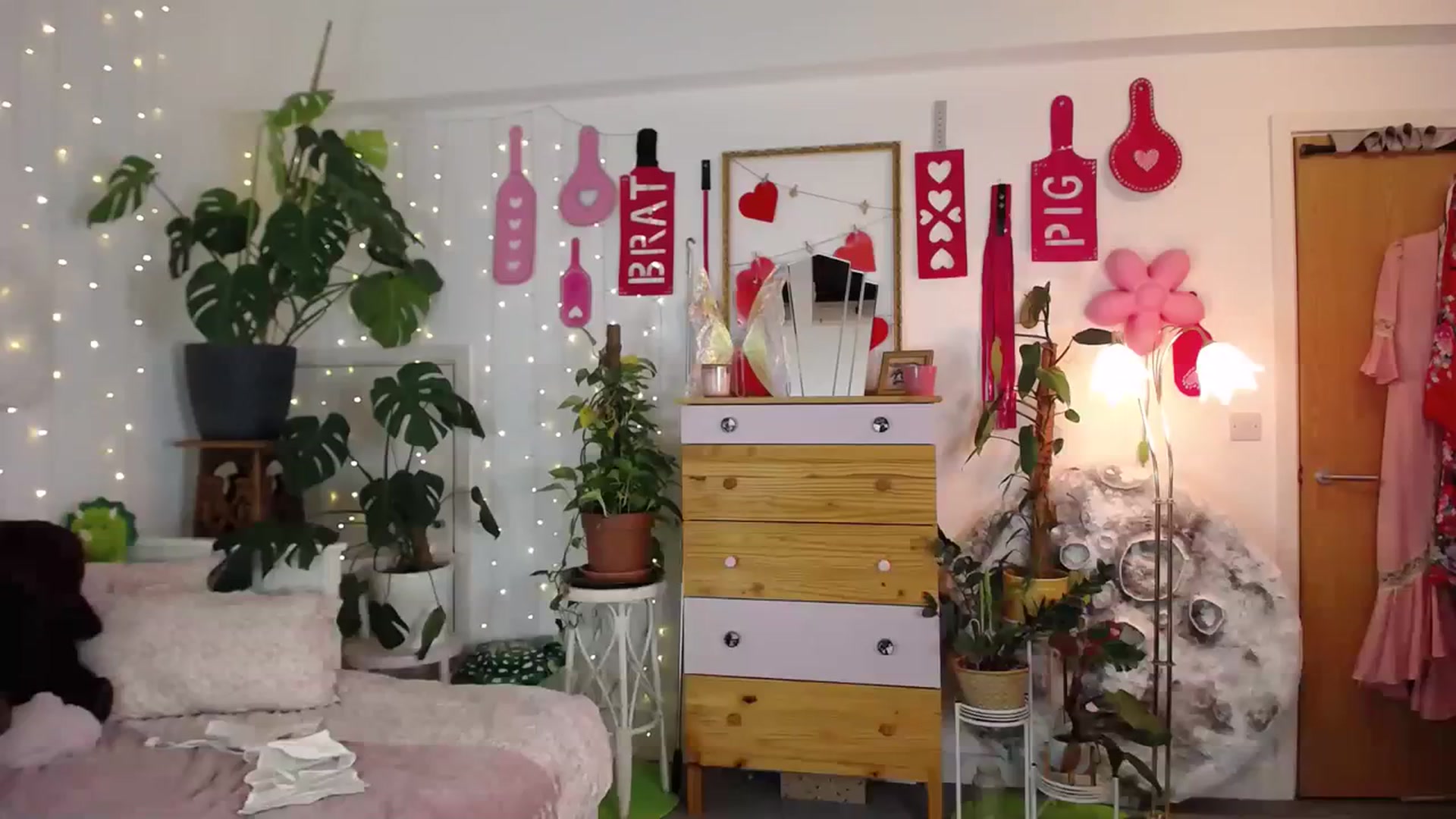 Gallery image thumbnail from LunaRoux's myfreecams stream on, 12/29/2023, 24:30 image 12 of 20