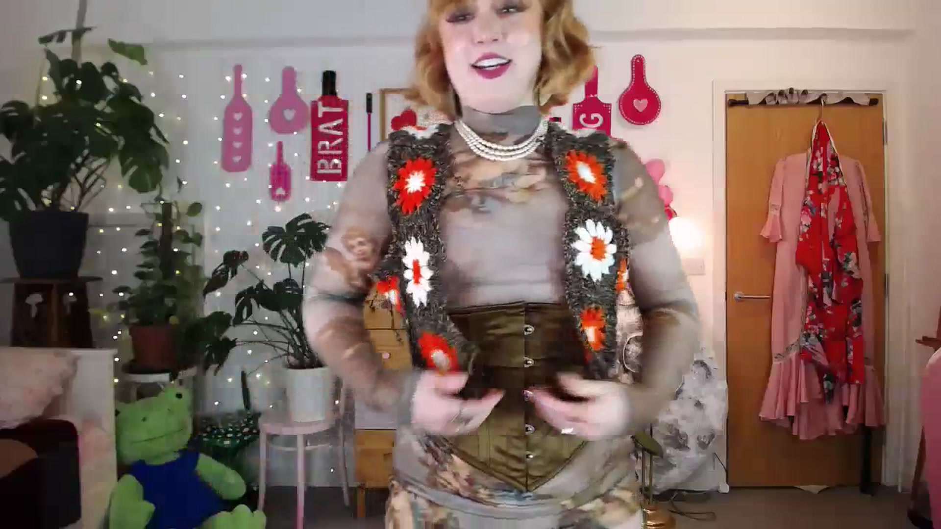Gallery image thumbnail from LunaRoux's myfreecams stream on, 01/15/2024, 22:46 image 16 of 20