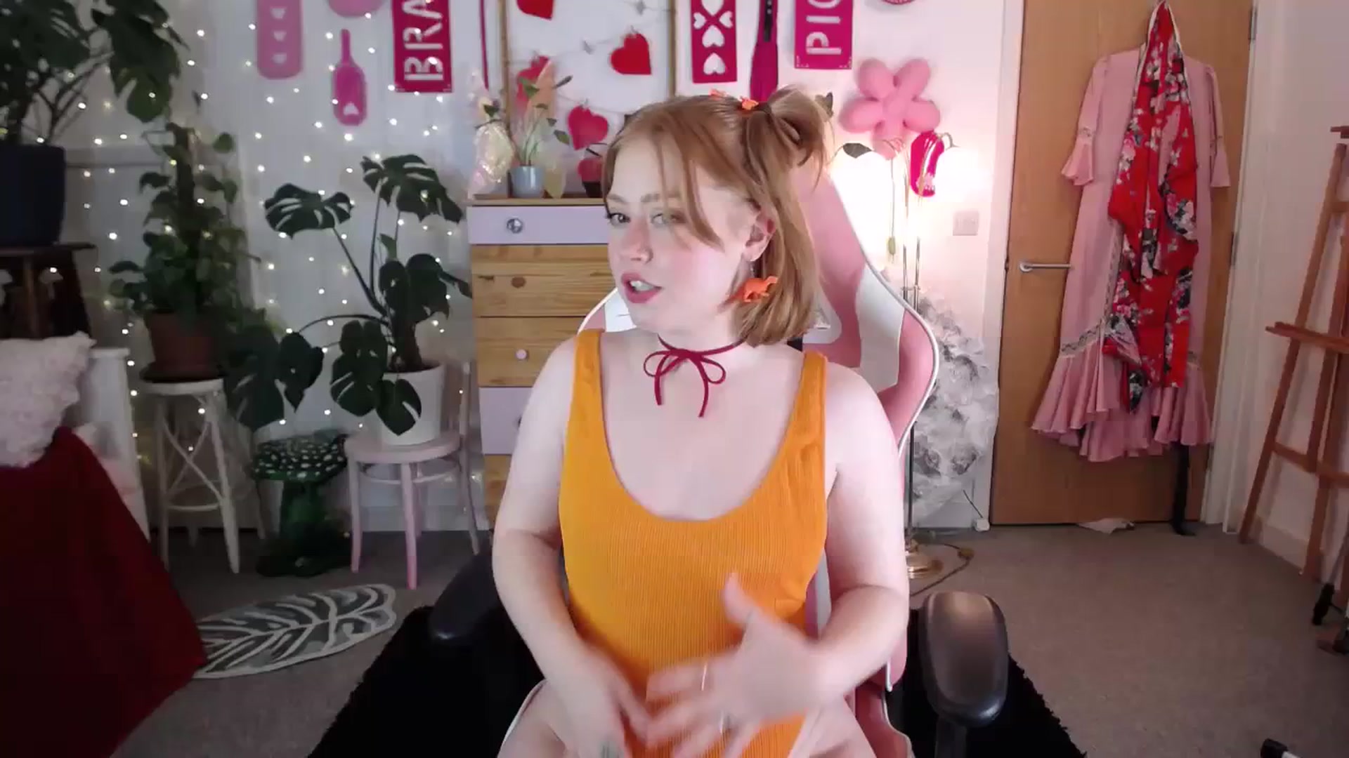 Gallery image thumbnail from LunaRoux's myfreecams stream on, 02/01/2024, 24:20 image 8 of 20