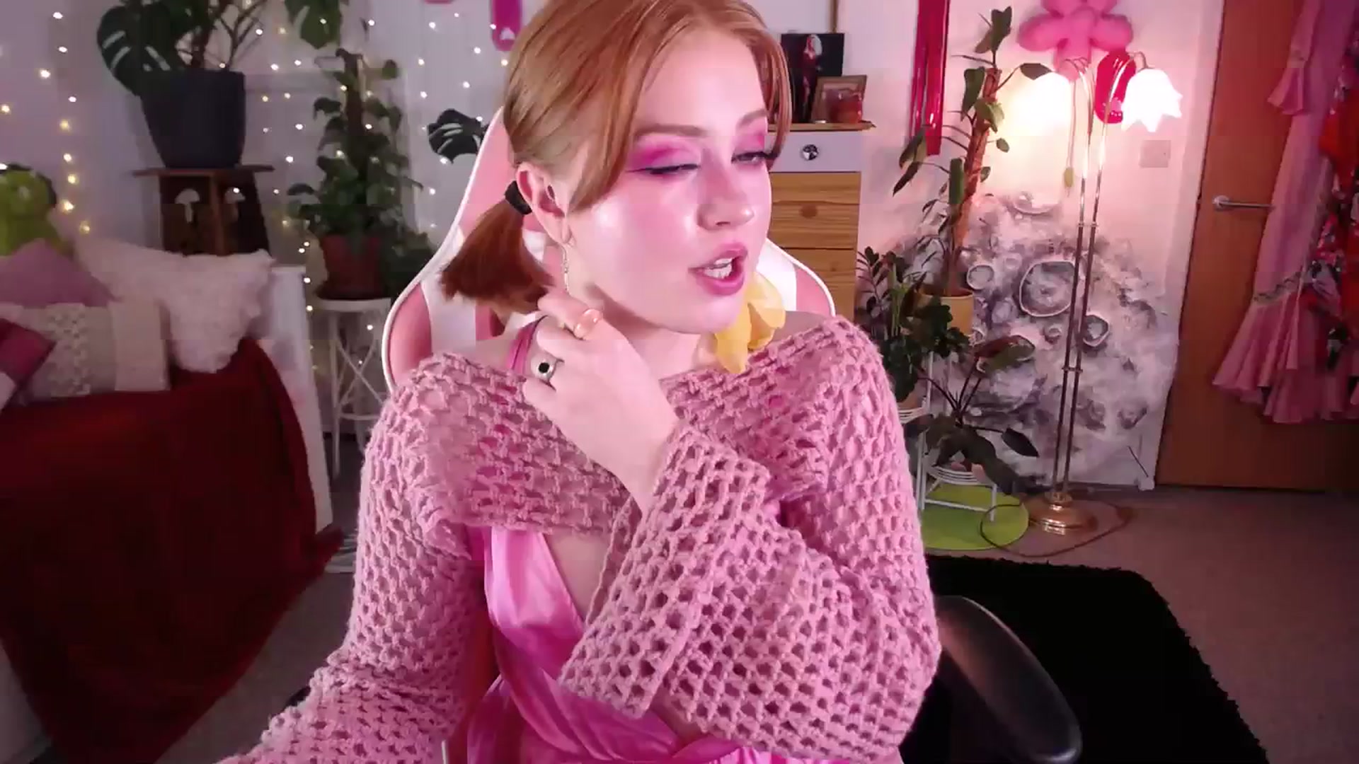 Gallery image thumbnail from LunaRoux's myfreecams stream on, 02/02/2024, 24:00 image 13 of 20