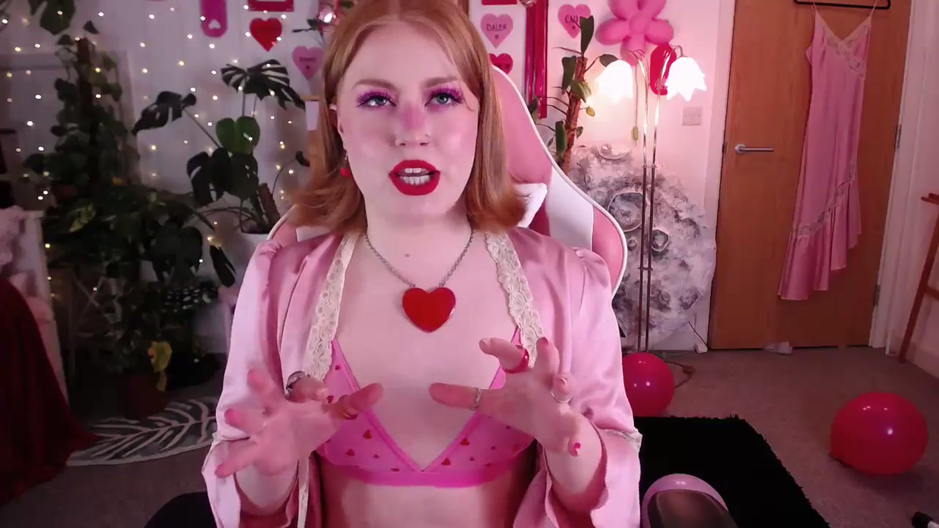 Gallery image thumbnail from LunaRoux's myfreecams stream on, 02/14/2024, 22:12 image 15 of 20