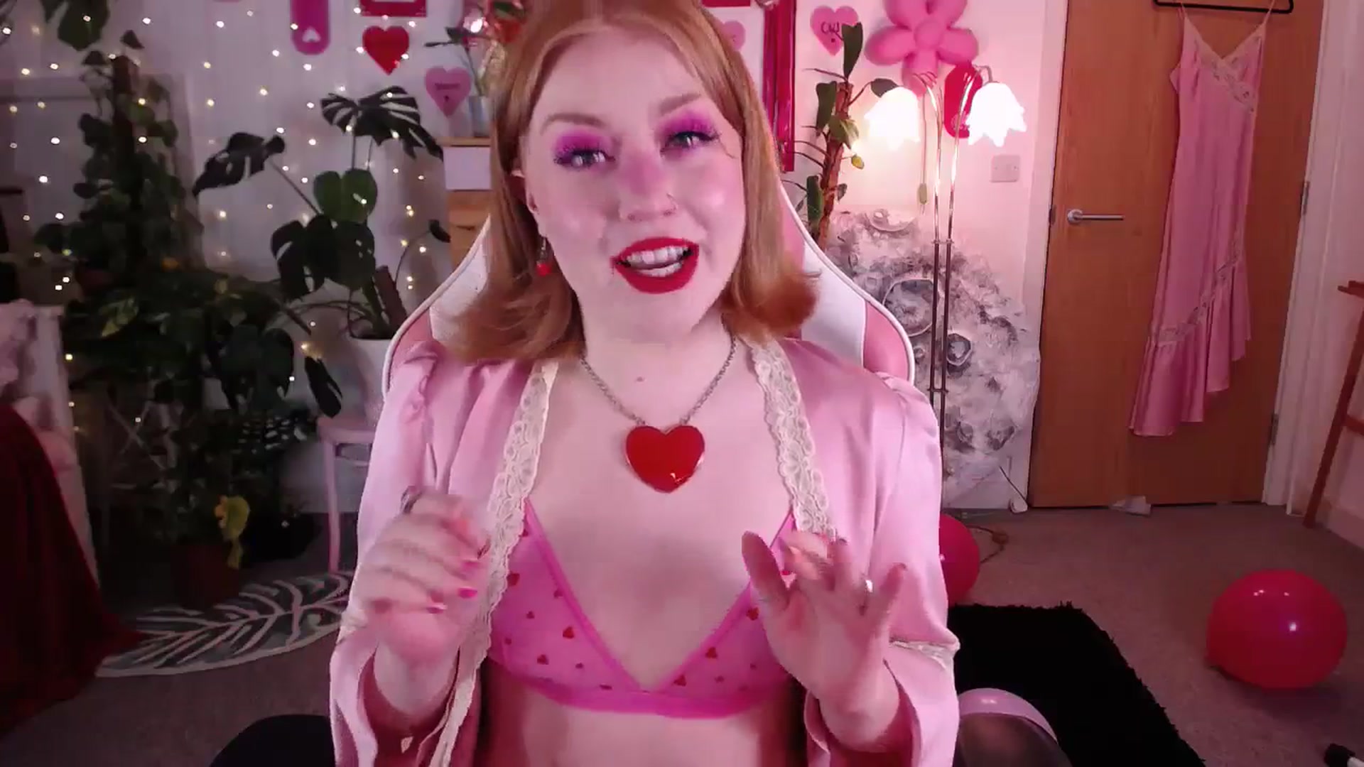 Gallery image thumbnail from LunaRoux's myfreecams stream on, 02/14/2024, 22:12 image 16 of 20