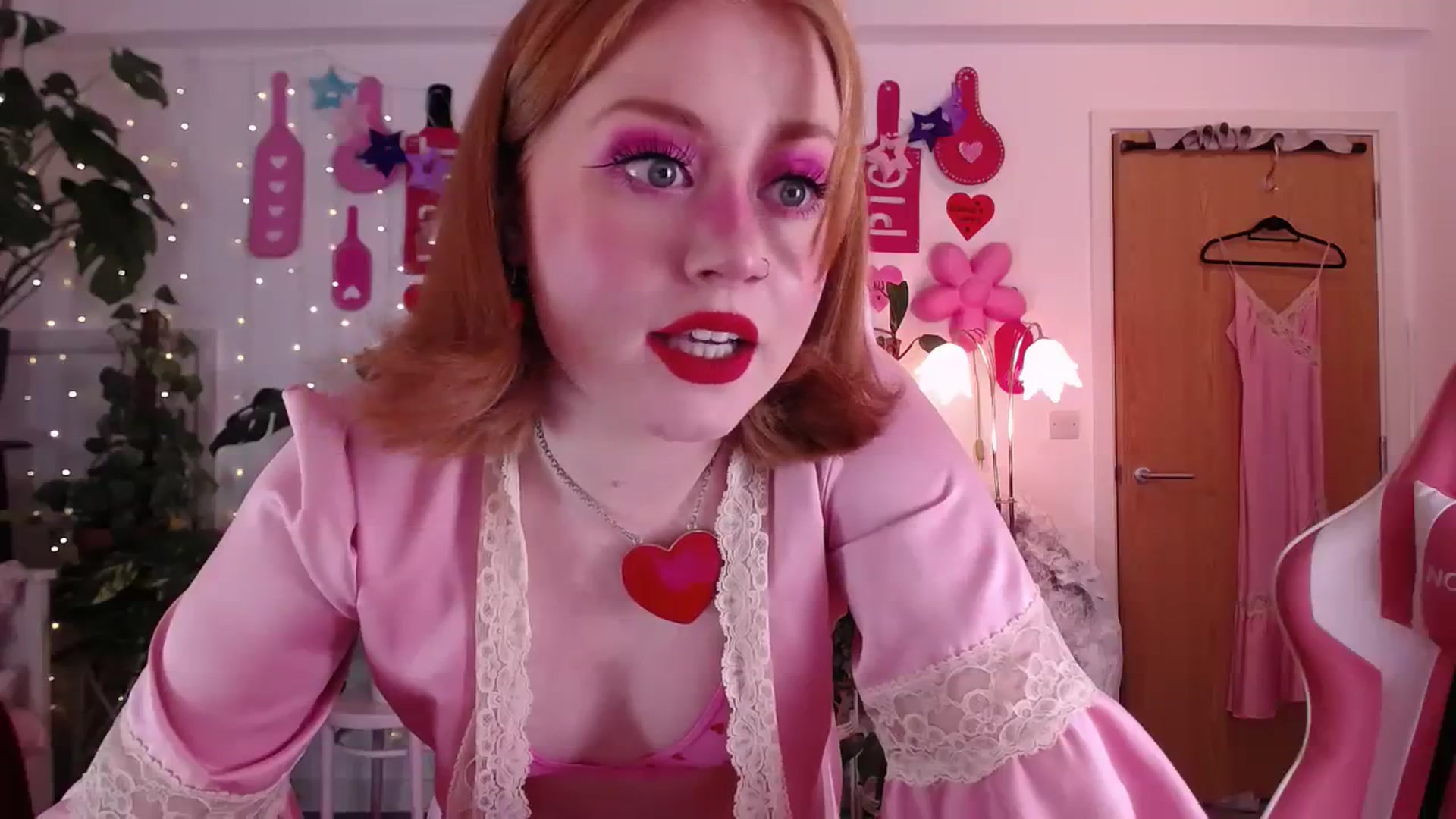 Gallery image thumbnail from LunaRoux's myfreecams stream on, 02/14/2024, 22:12 image 18 of 20