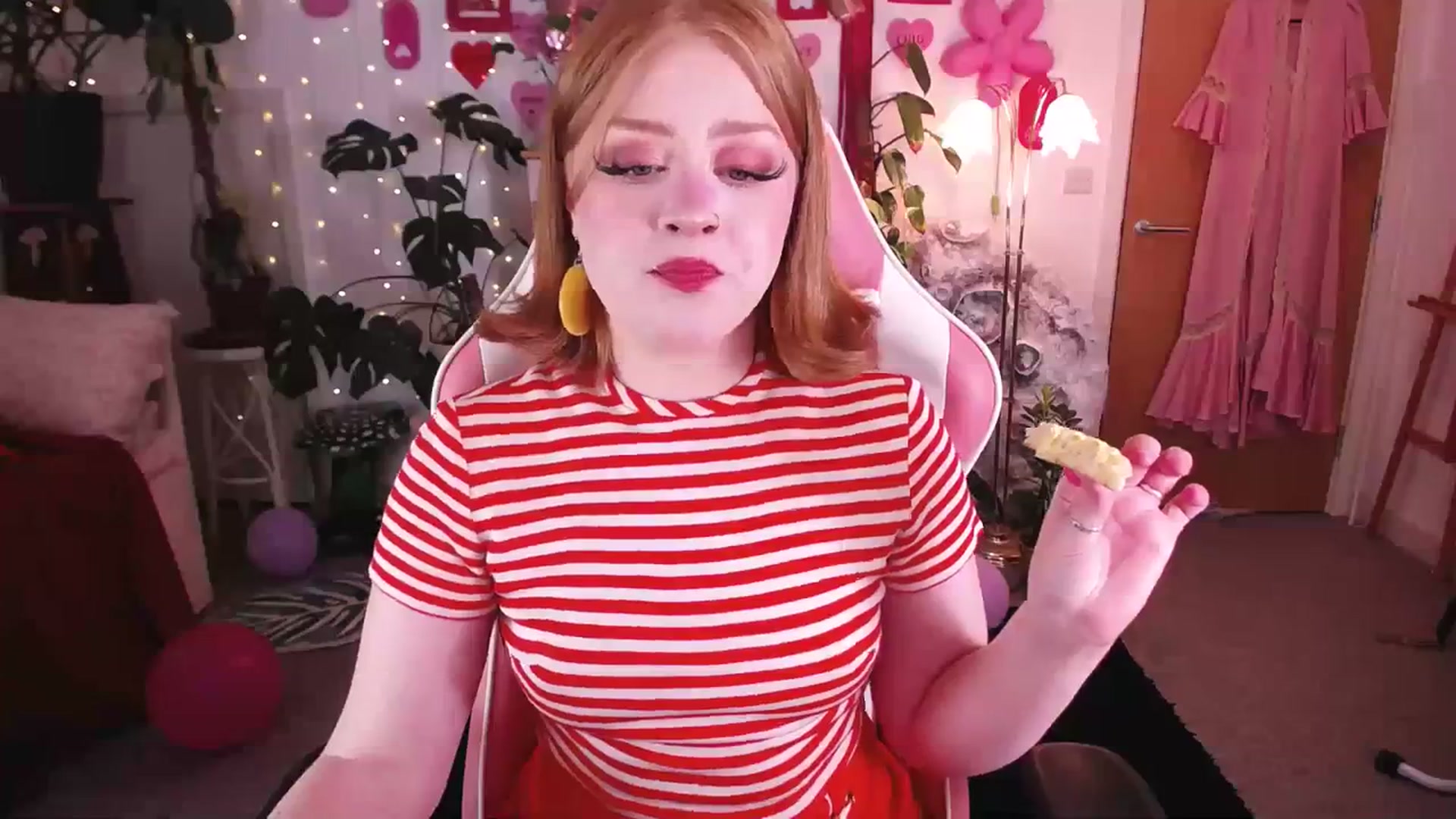 Gallery image thumbnail from LunaRoux's myfreecams stream on, 03/06/2024, 23:23 image 4 of 20