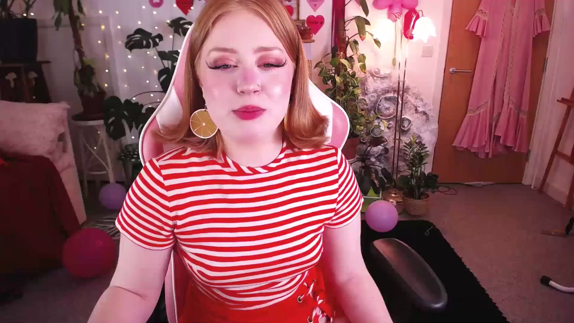 Gallery image thumbnail from LunaRoux's myfreecams stream on, 03/06/2024, 23:23 image 14 of 20