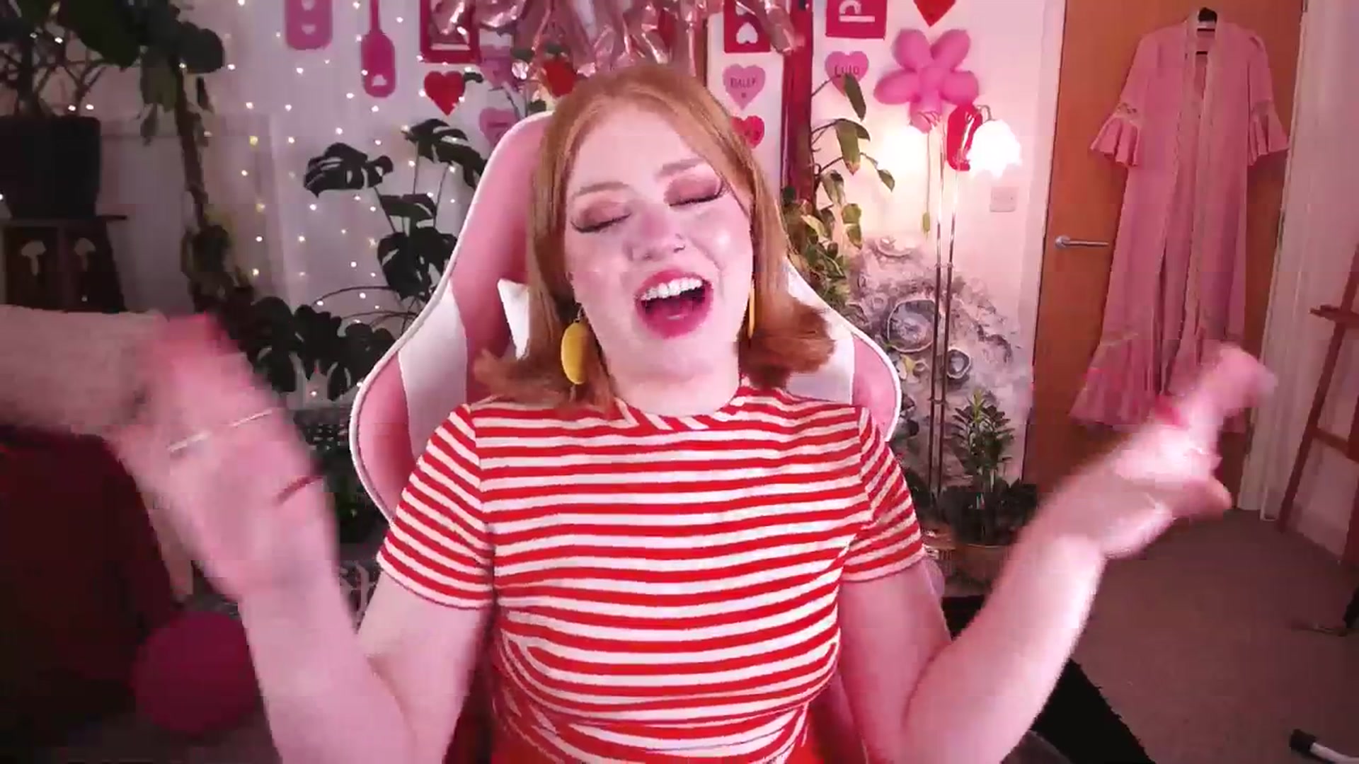 Gallery image thumbnail from LunaRoux's myfreecams stream on, 03/06/2024, 23:23 image 19 of 20