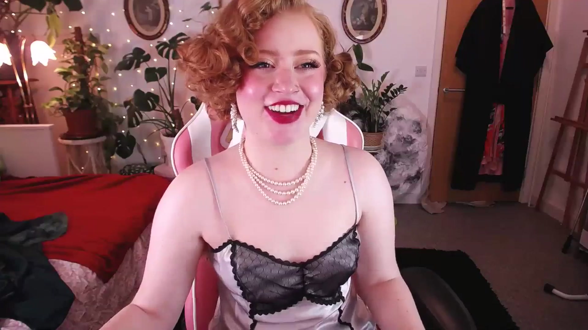Gallery image thumbnail from LunaRoux's myfreecams stream on, 03/14/2024, 22:34 image 12 of 20
