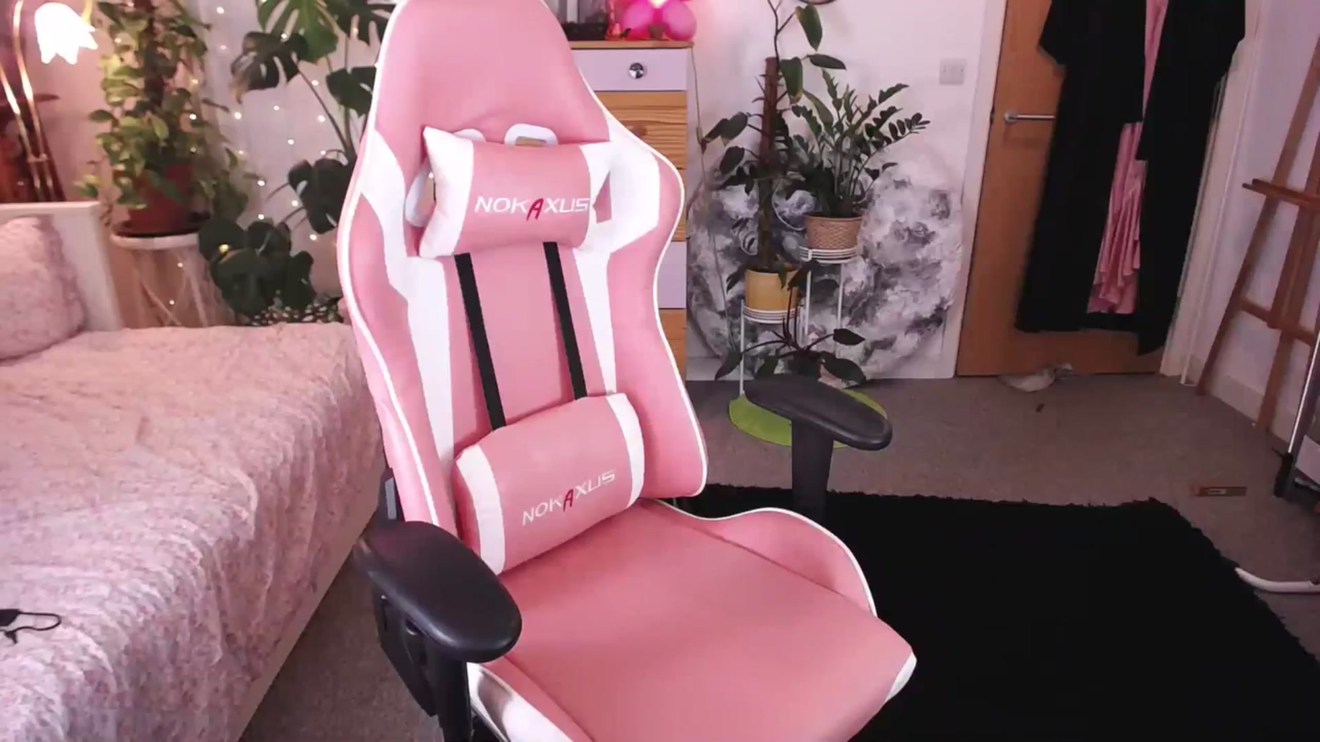 Gallery image thumbnail from LunaRoux's myfreecams stream on, 04/09/2024, 22:59 image 3 of 20