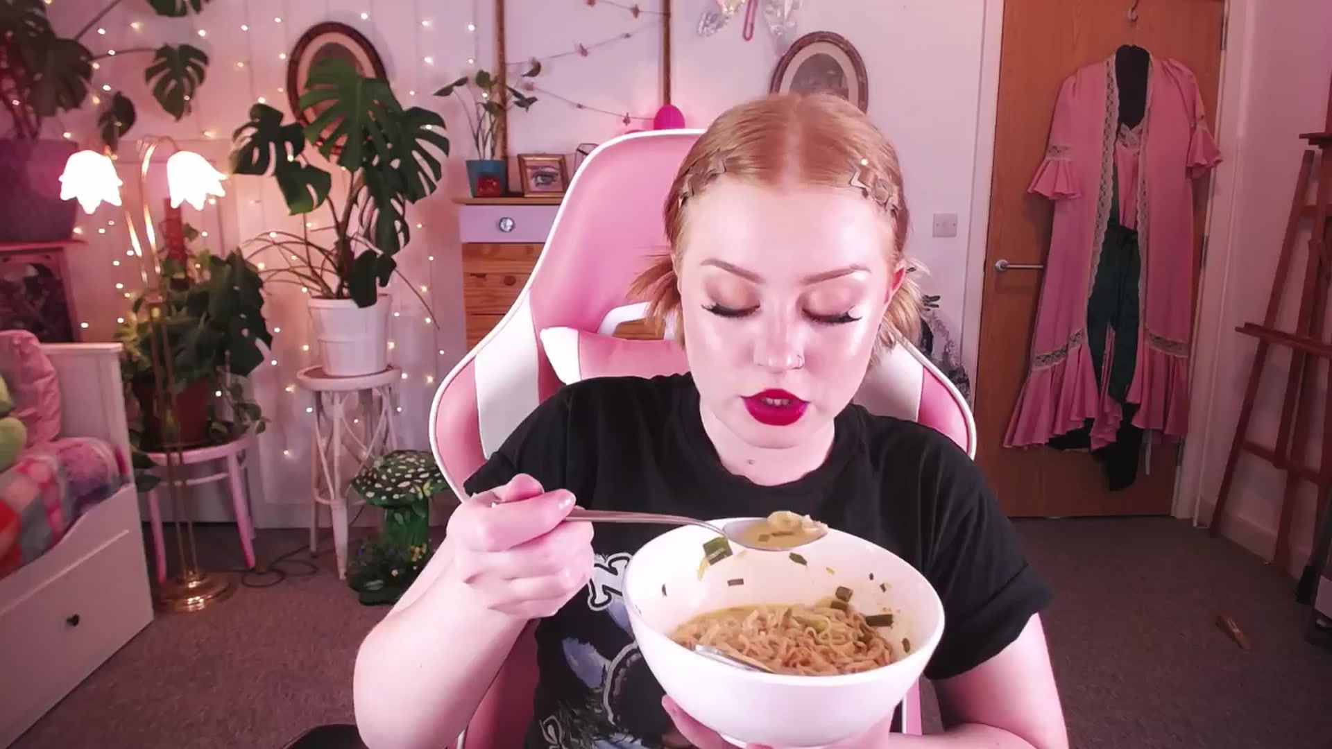 Gallery image thumbnail from LunaRoux's myfreecams stream on, 07/02/2024, 21:34 image 1 of 20