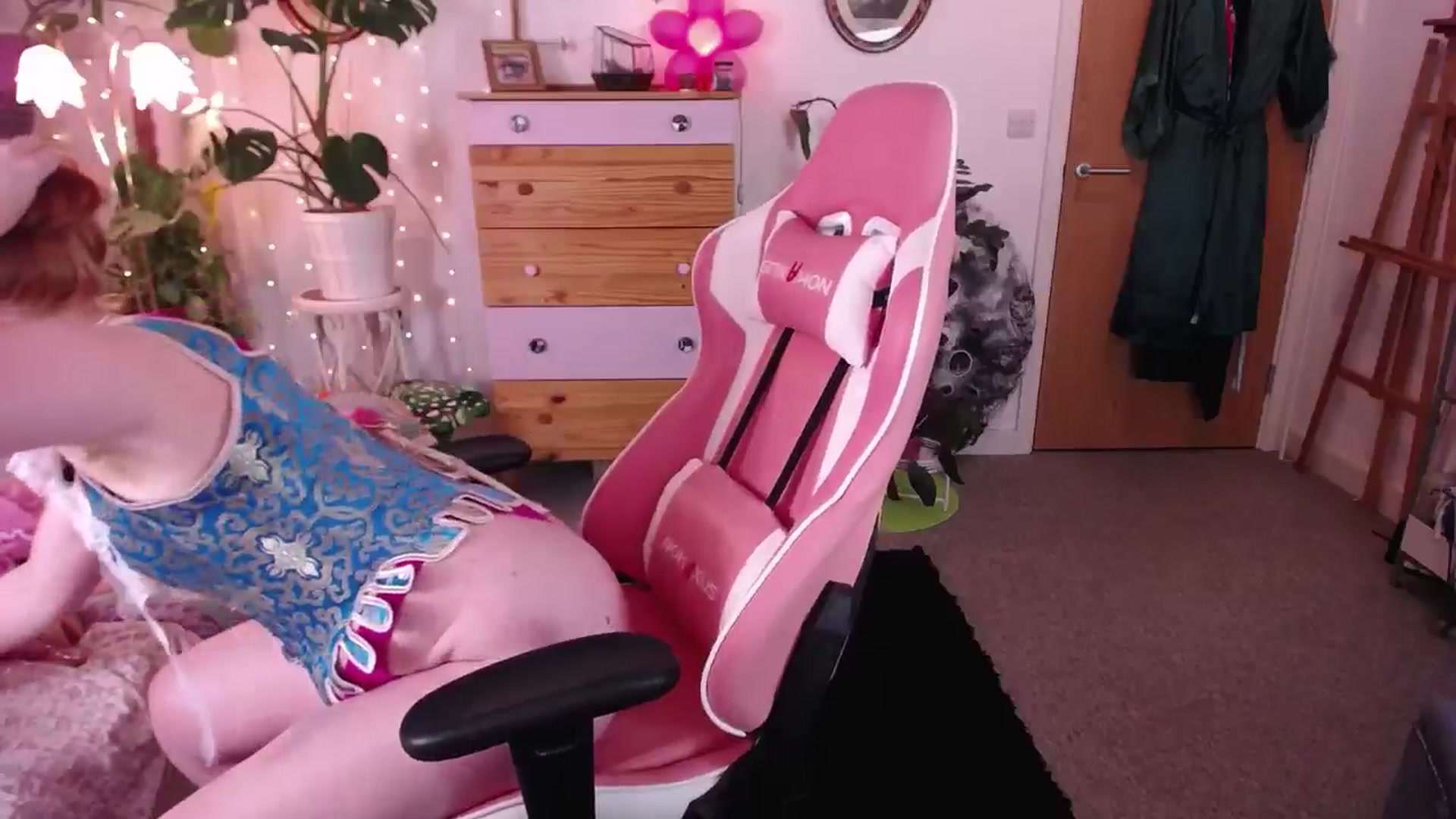 Gallery image thumbnail from LunaRoux's myfreecams stream on, 08/12/2024, 23:35 image 6 of 20