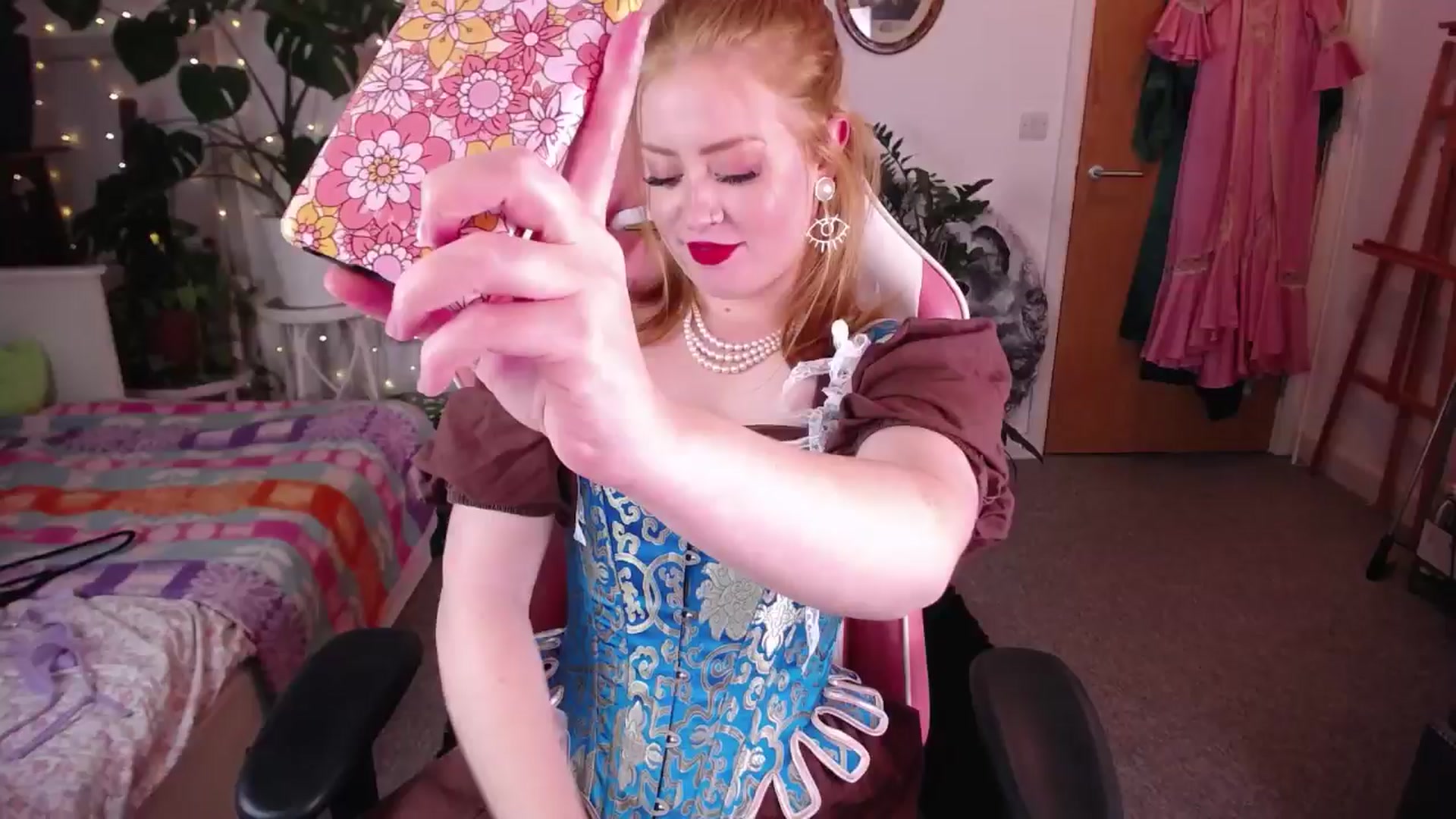 Gallery image thumbnail from LunaRoux's myfreecams stream on, 09/11/2024, 24:07 image 19 of 20