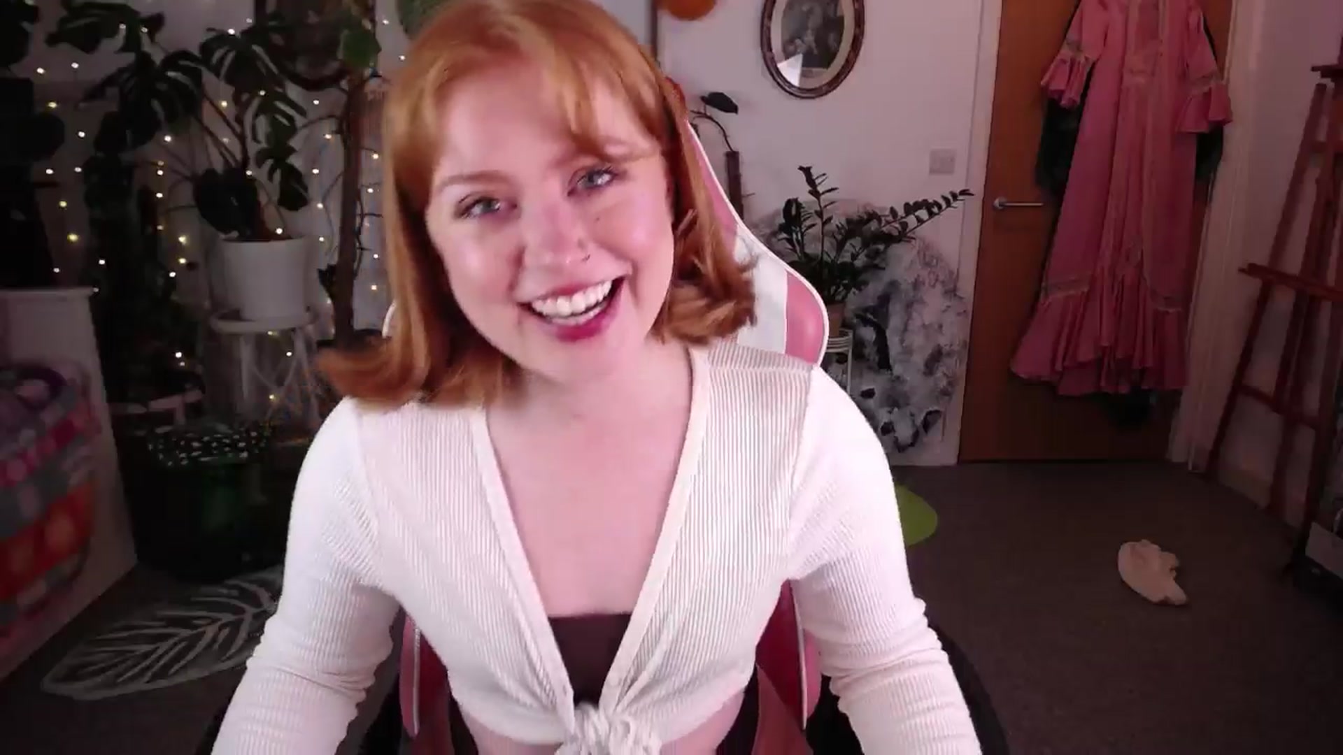 Gallery image thumbnail from LunaRoux's myfreecams stream on, 10/22/2024, 23:48 image 5 of 20