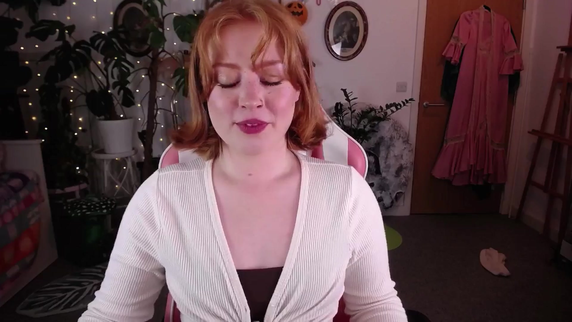 Gallery image thumbnail from LunaRoux's myfreecams stream on, 10/22/2024, 23:48 image 3 of 20