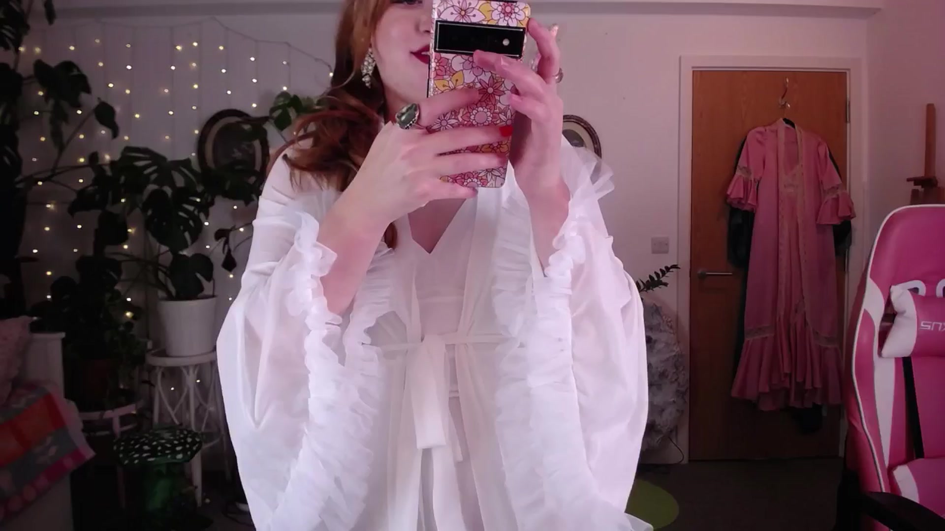 Gallery image thumbnail from LunaRoux's myfreecams stream on, 11/16/2024, 24:04 image 1 of 20