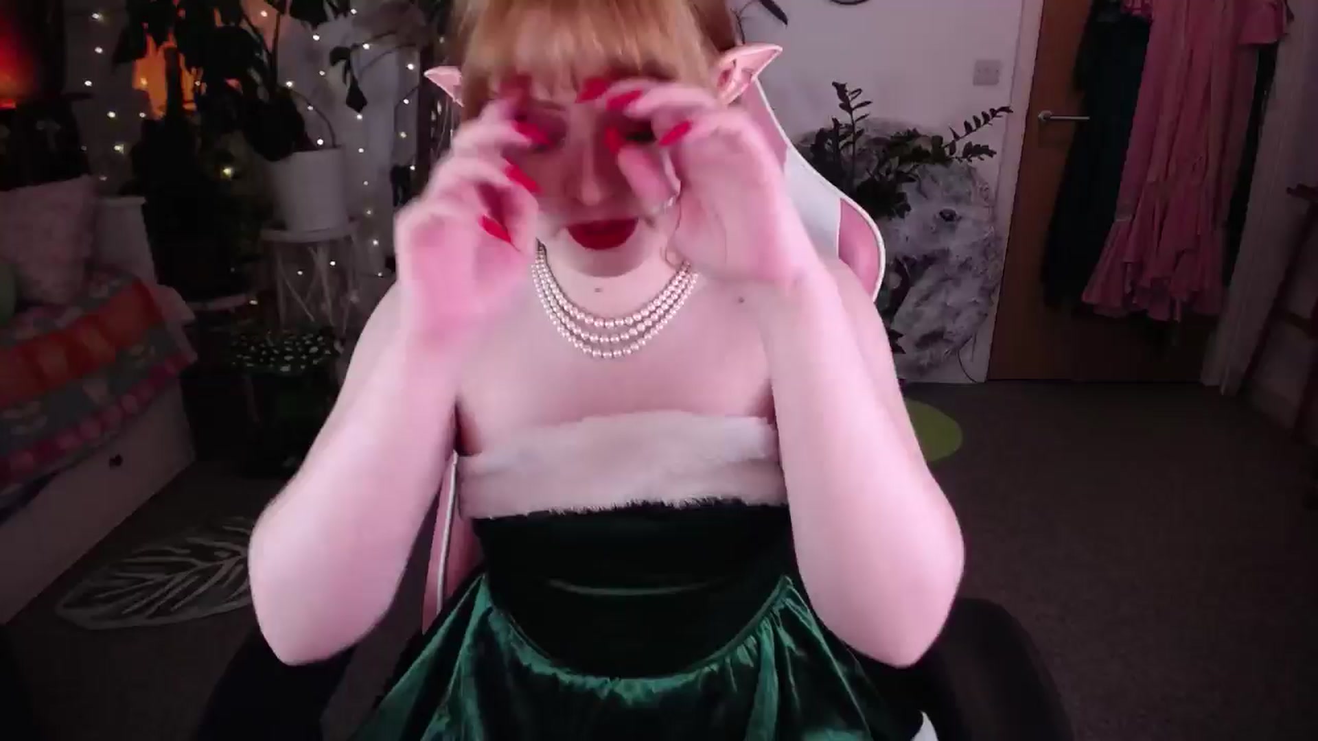 Gallery image thumbnail from LunaRoux's myfreecams stream on, 12/11/2024, 21:22 image 19 of 20