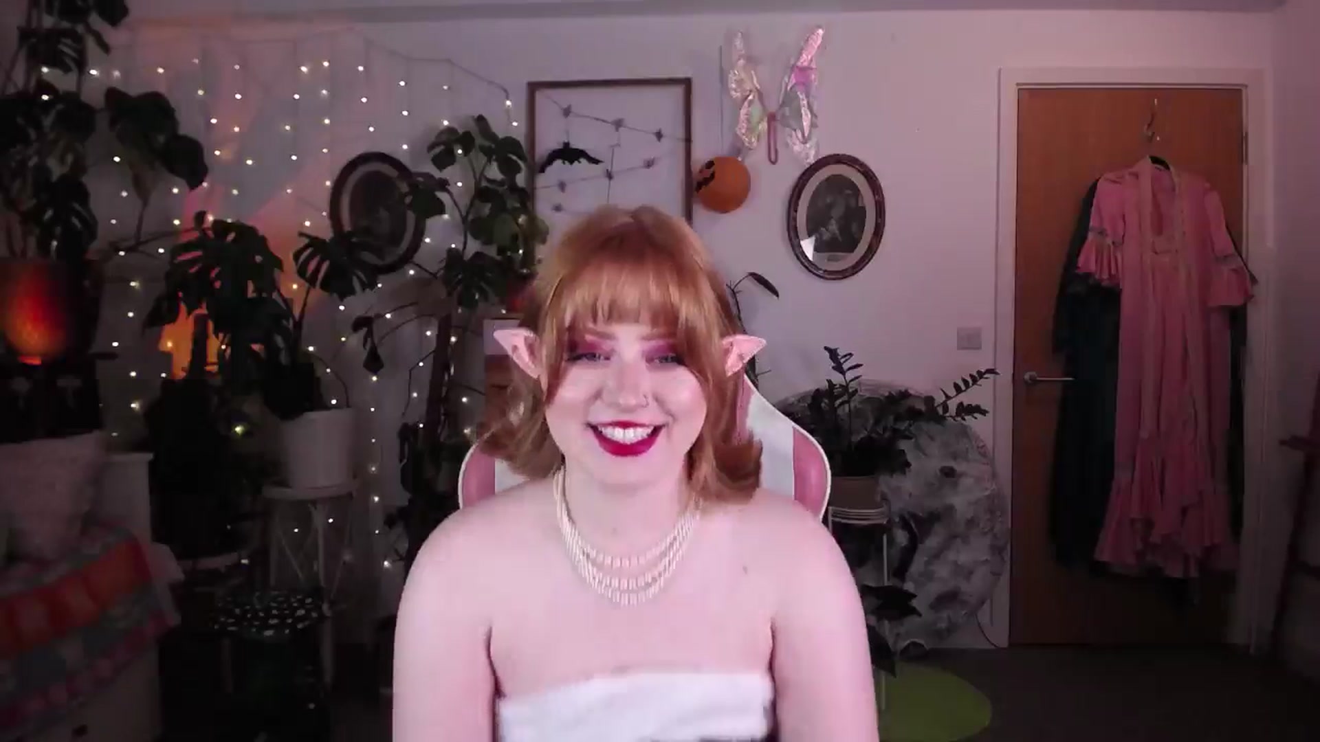 Gallery image thumbnail from LunaRoux's myfreecams stream on, 12/12/2024, 24:24 image 5 of 20