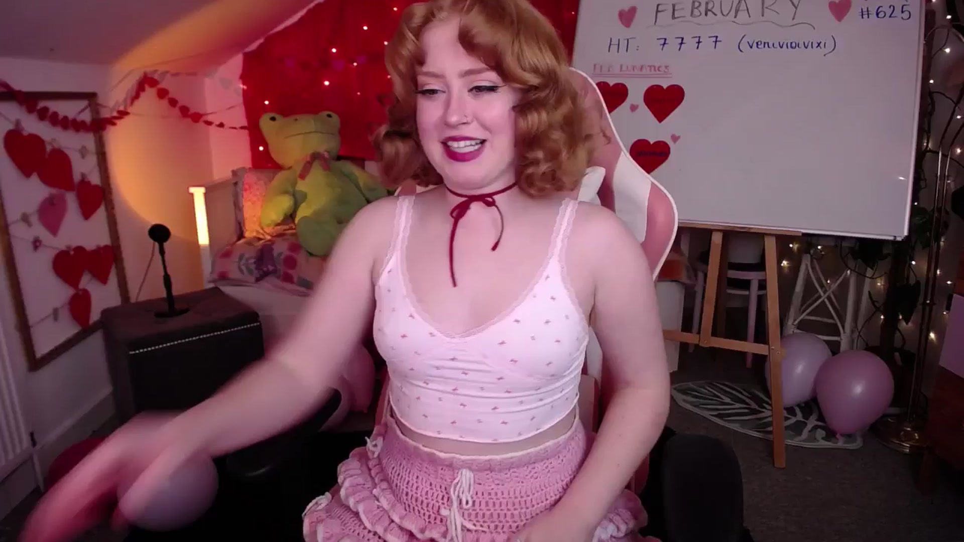 Gallery image thumbnail from LunaRoux's myfreecams stream on, 02/20/2025, 21:38 image 18 of 20