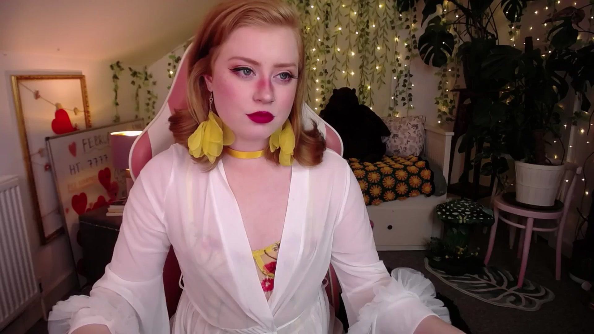 Gallery image thumbnail from LunaRoux's myfreecams stream on, 03/13/2025, 24:20 image 6 of 20