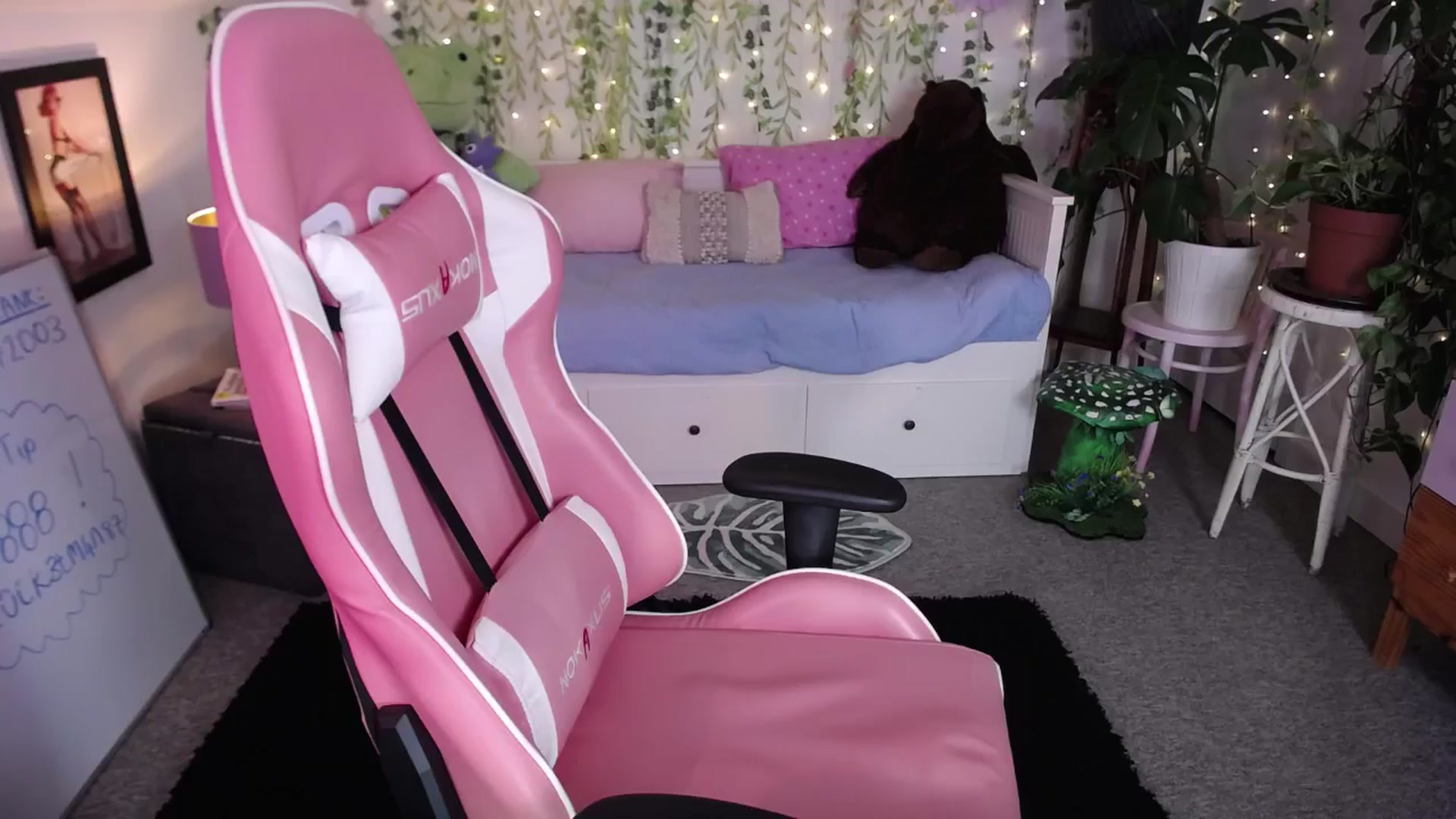 Gallery image thumbnail from LunaRoux's myfreecams stream on, 05/14/2025, 22:41 image 2 of 20